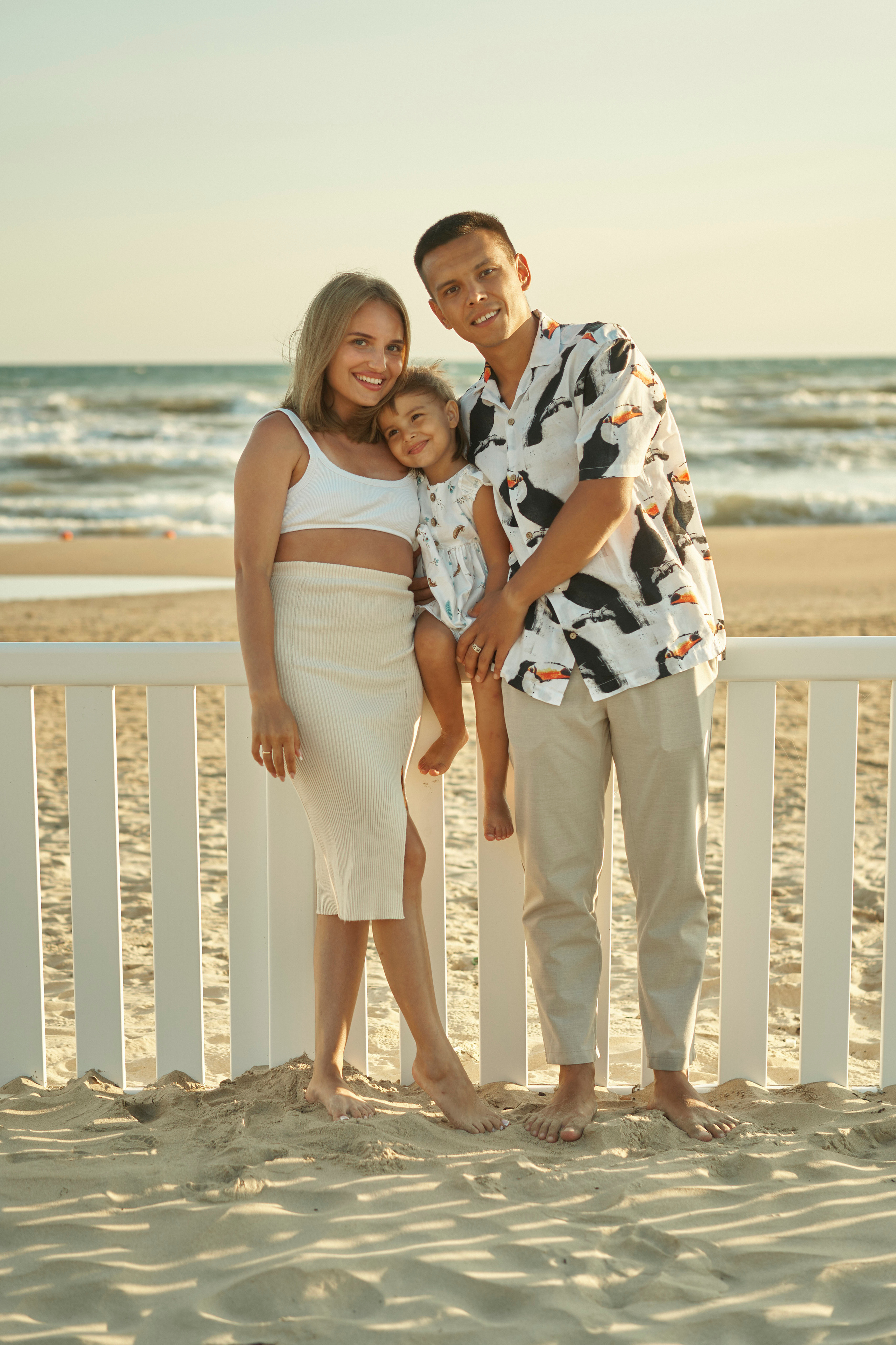 Искандер, Карина и Ева: закат на берегу моря. Фотограф в Анапе Надежда Соловьёва