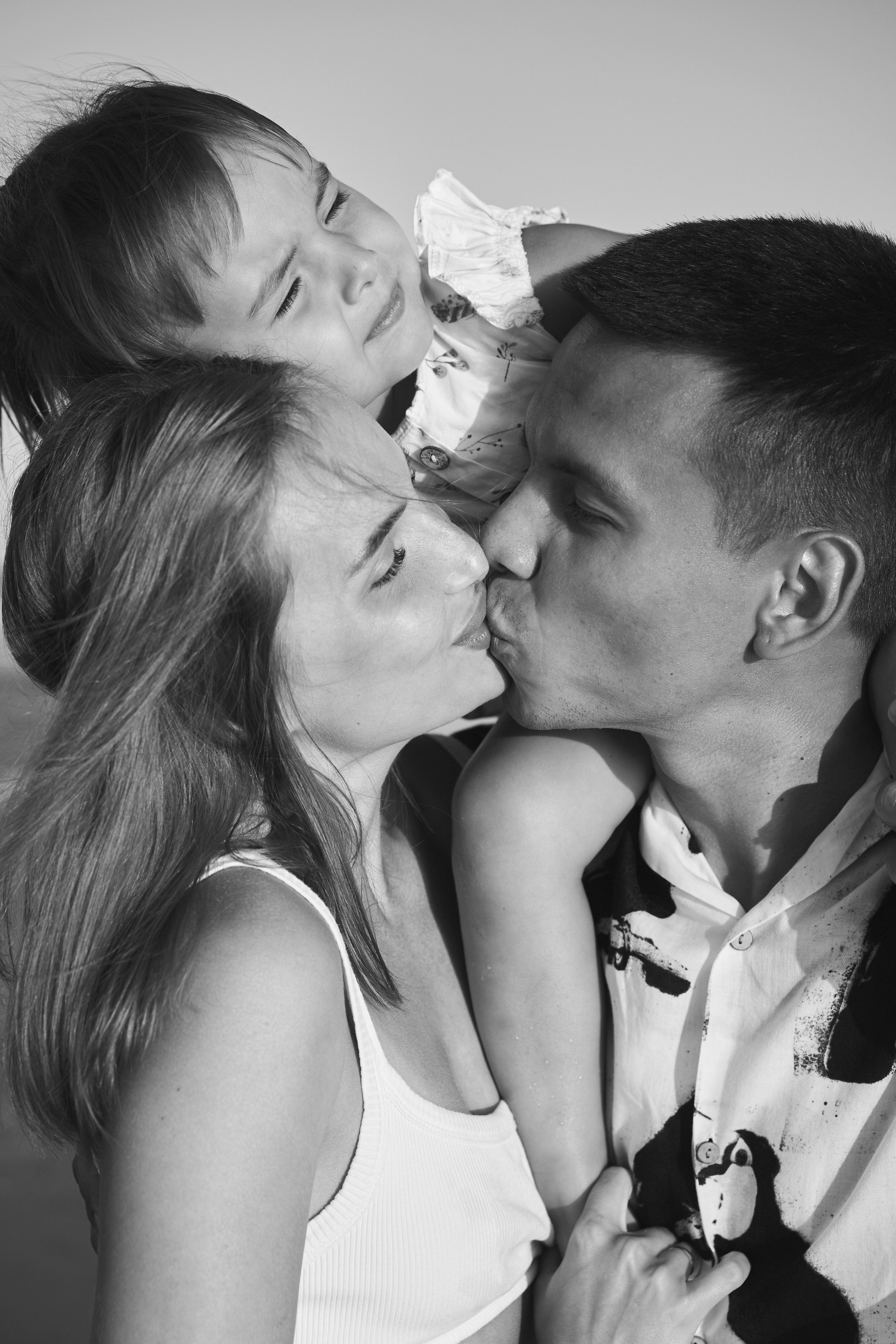 Искандер, Карина и Ева: закат на берегу моря. Фотограф в Анапе Надежда Соловьёва