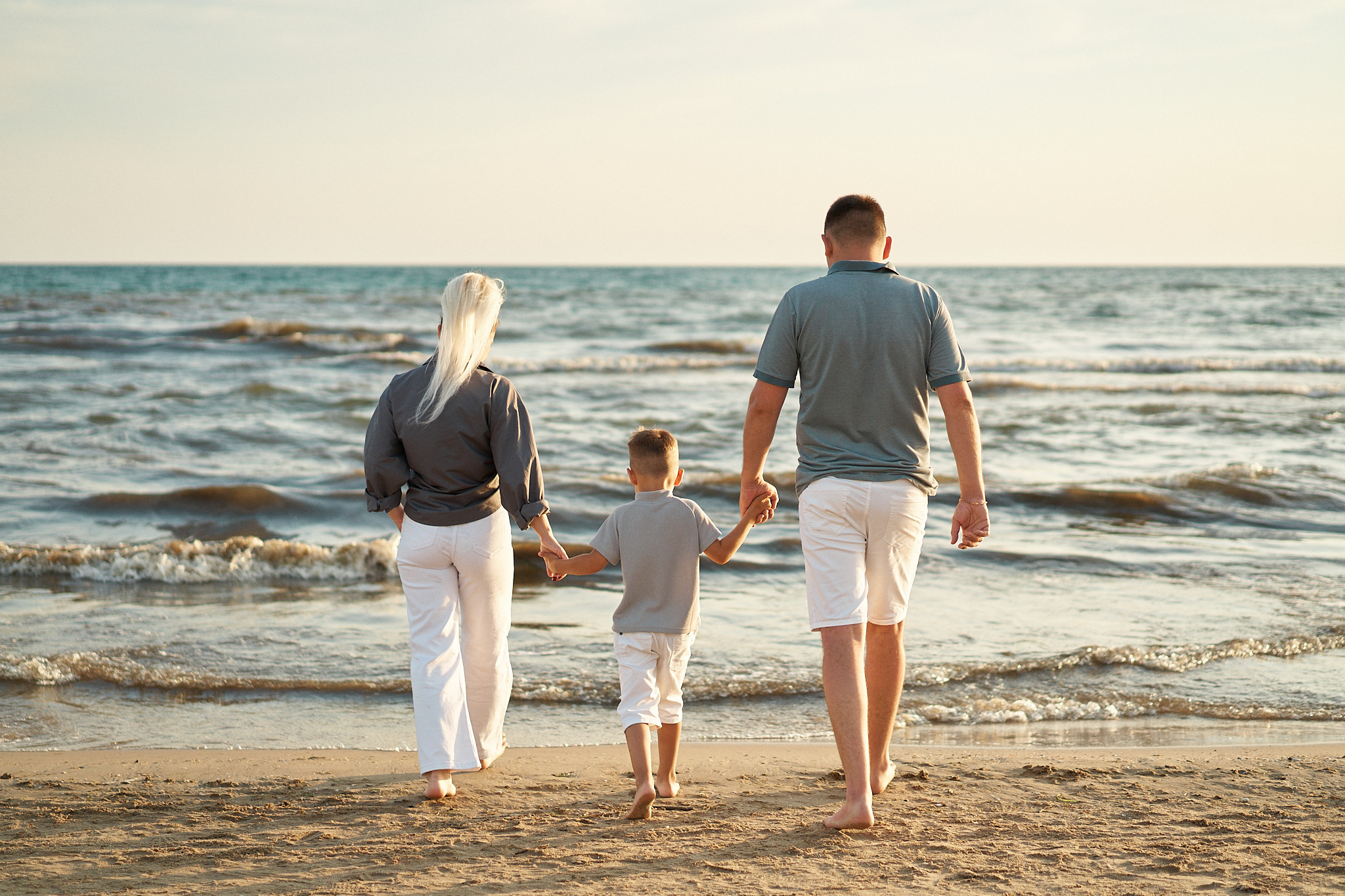 Олег, Мария и Кирилл: закат на берегу моря. Фотограф в Анапе Надежда Соловьёва