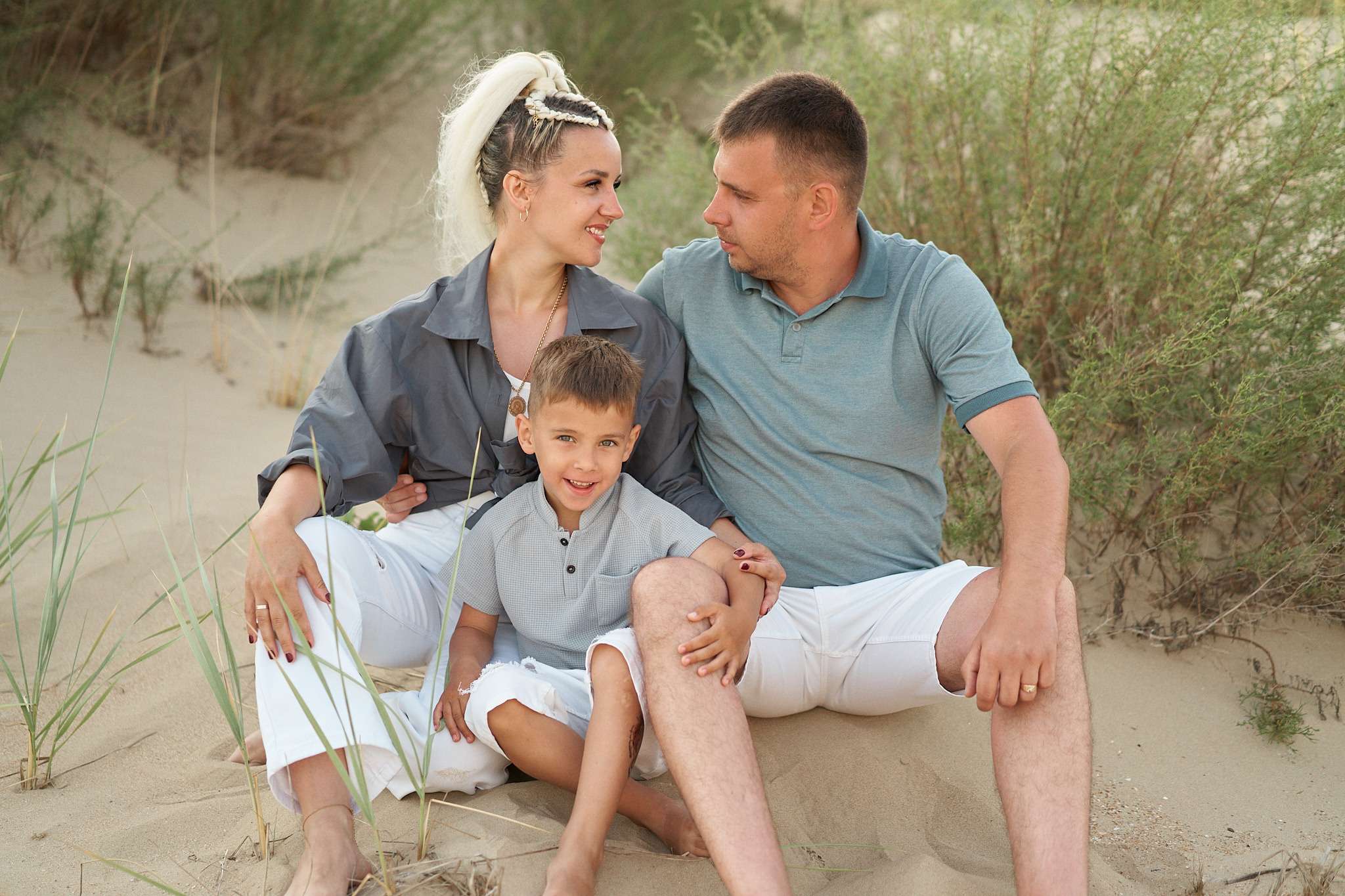 Олег, Мария и Кирилл: закат на берегу моря. Фотограф в Анапе Надежда Соловьёва