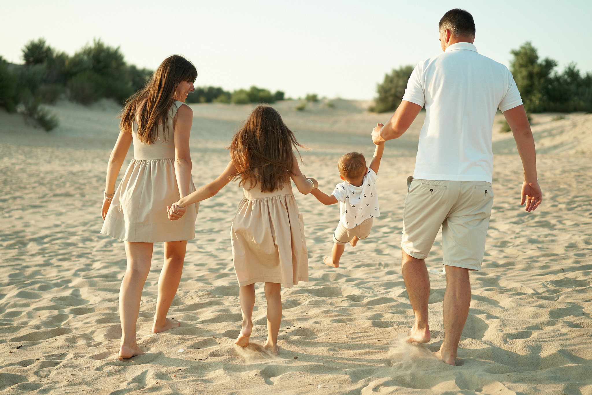 Дима, Зарина, Маша и Саша: закат на берегу моря. Фотограф в Анапе Надежда Соловьёва