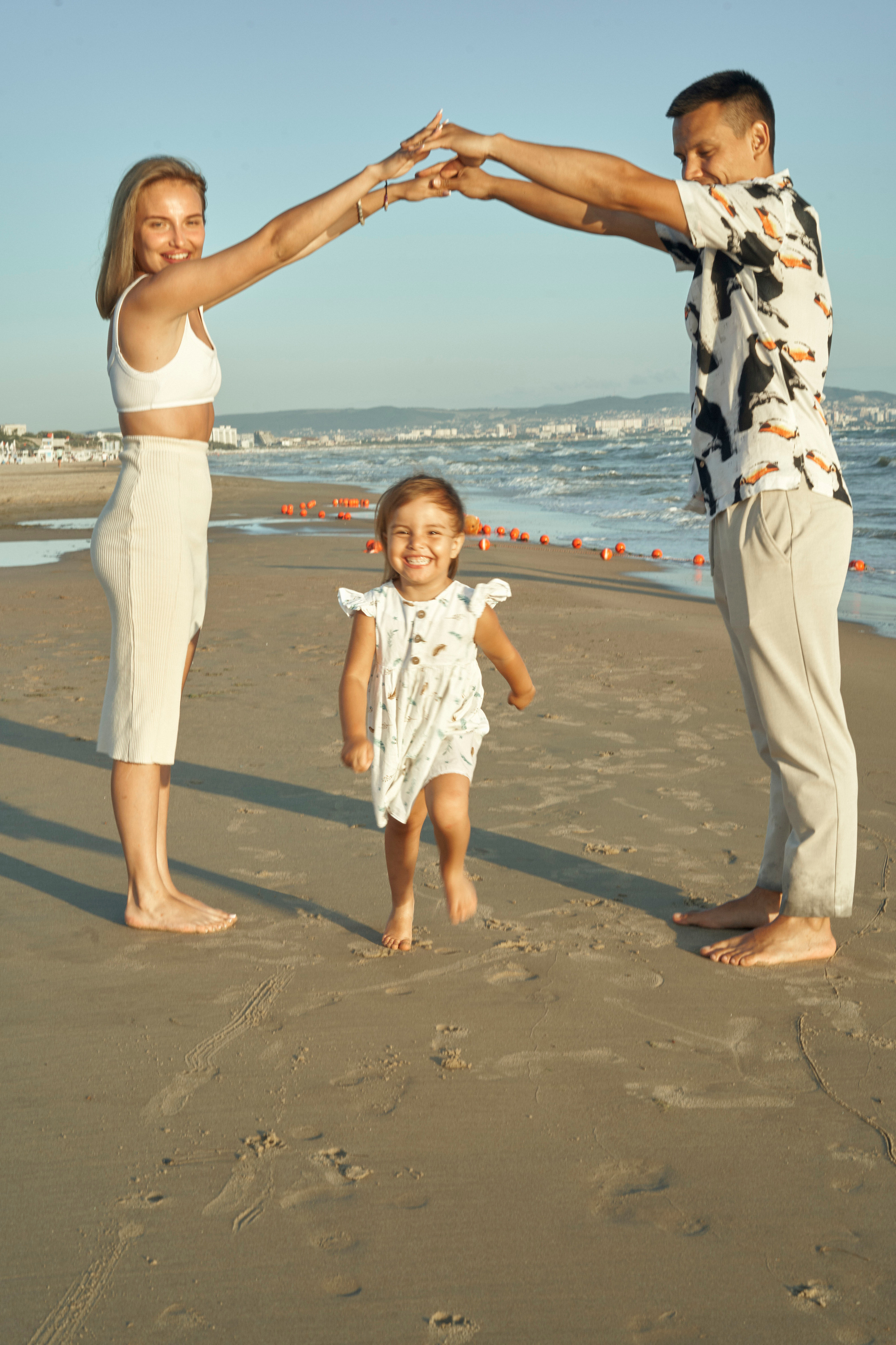 Искандер, Карина и Ева: закат на берегу моря. Фотограф в Анапе Надежда Соловьёва