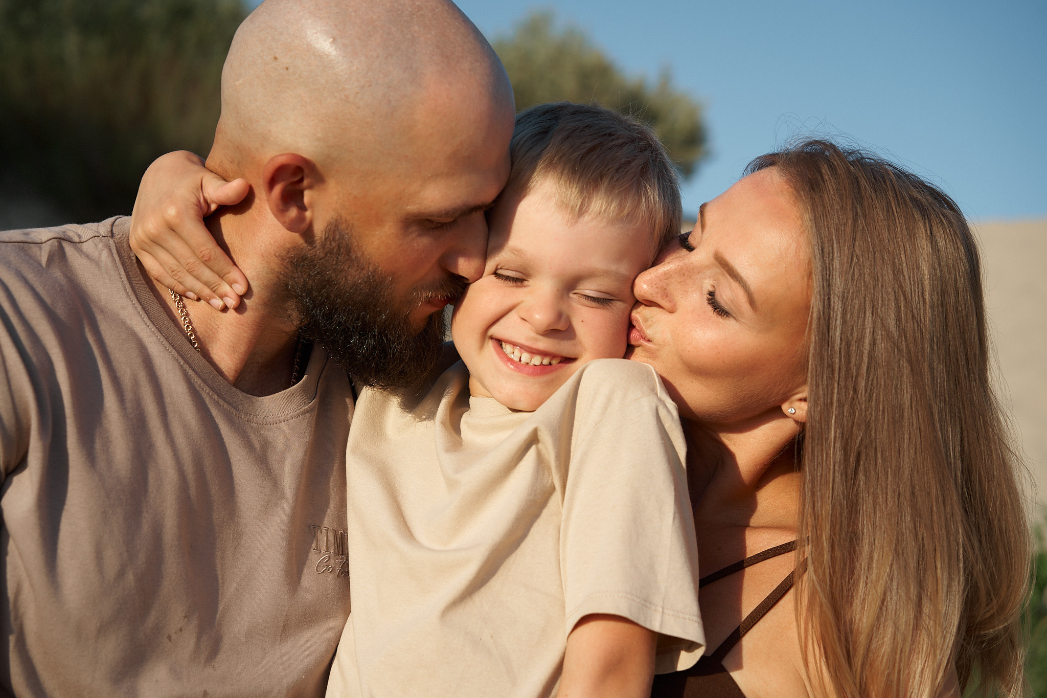 Павел, Юлия и Илья: закат на берегу моря. Фотограф в Анапе Надежда Соловьёва
