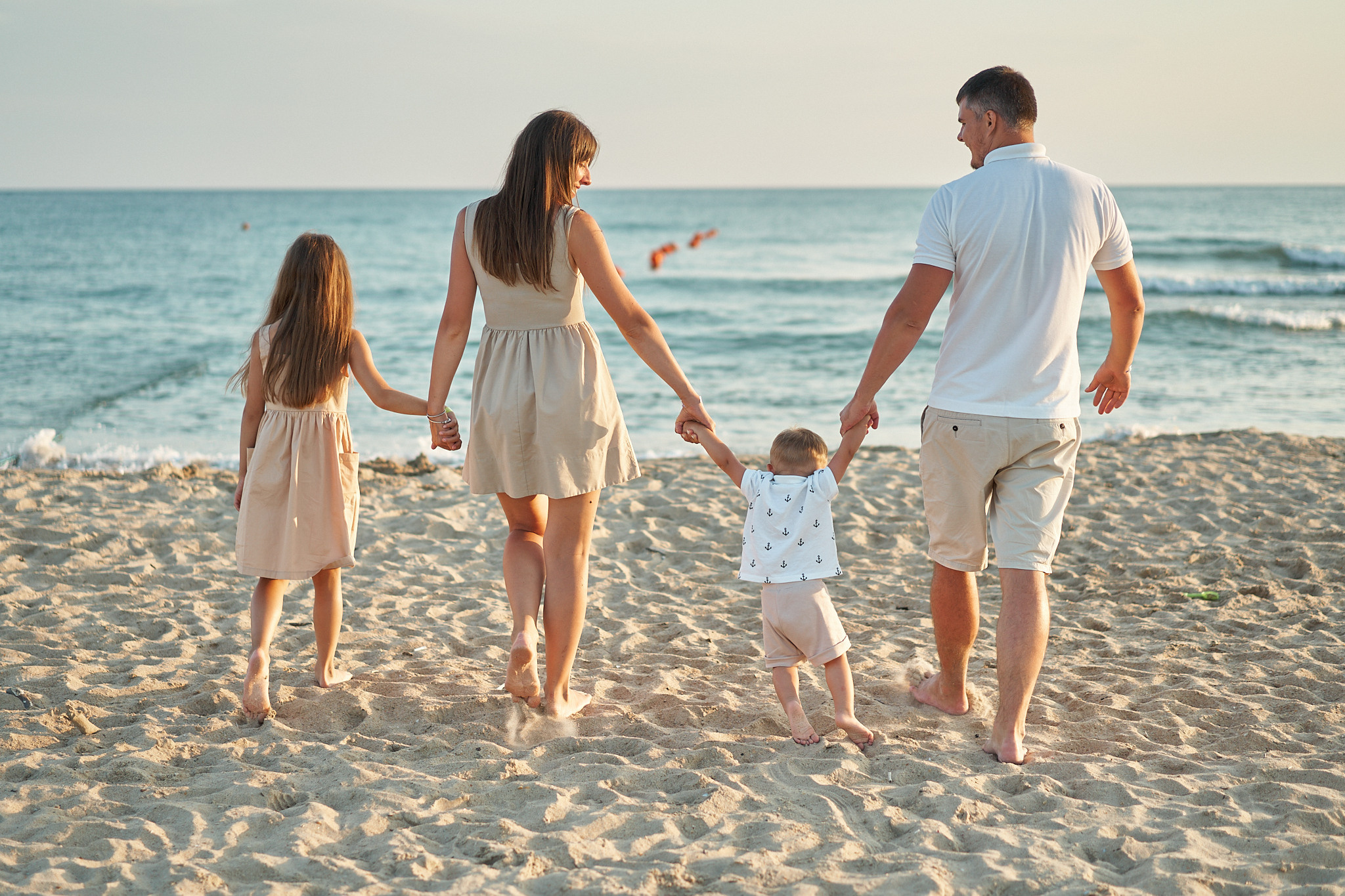 Дима, Зарина, Маша и Саша: закат на берегу моря. Фотограф в Анапе Надежда Соловьёва