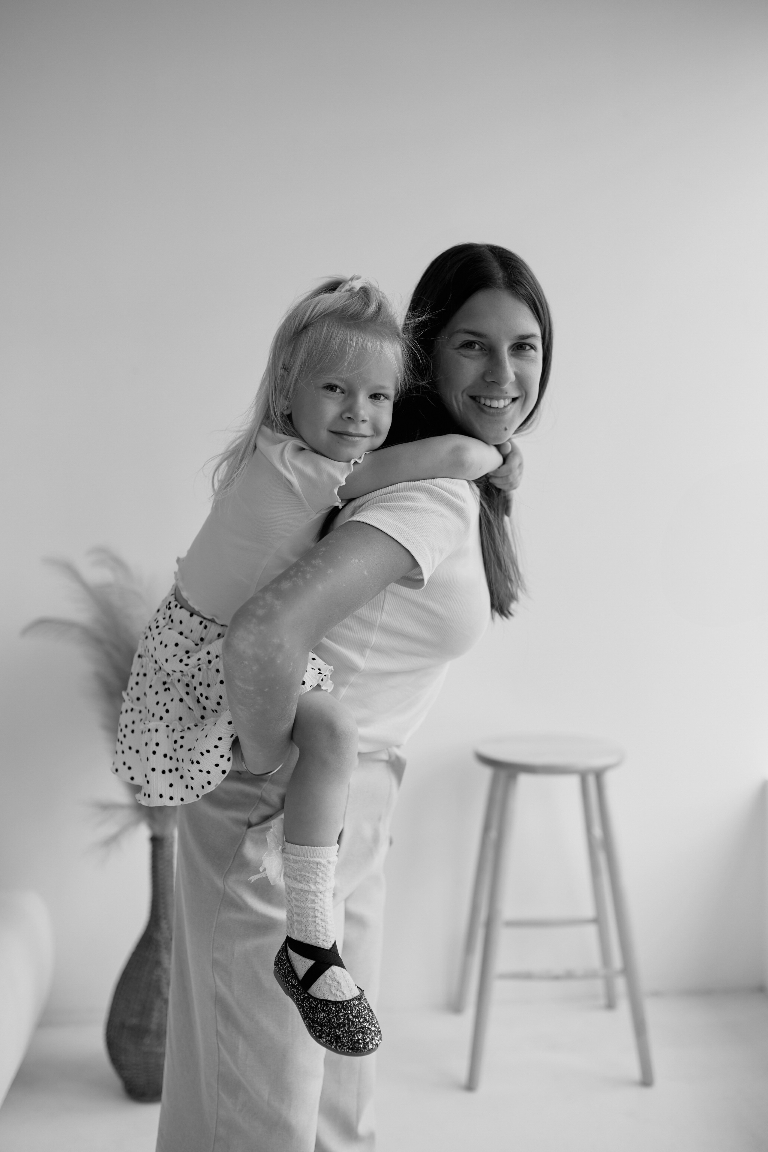 Семейная фотосессия в фотостудии. Сестры Карабаза. Фотографы и ретушеры в Москве и Санкт-Петербурге