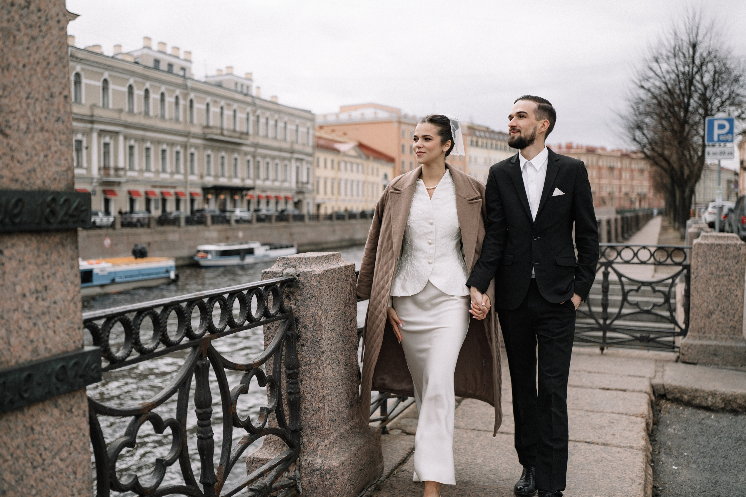 Свадебная фотосессия в Апреле в Петербурге. Свадебный фотограф Александр Невский в Санкт-Петербурге