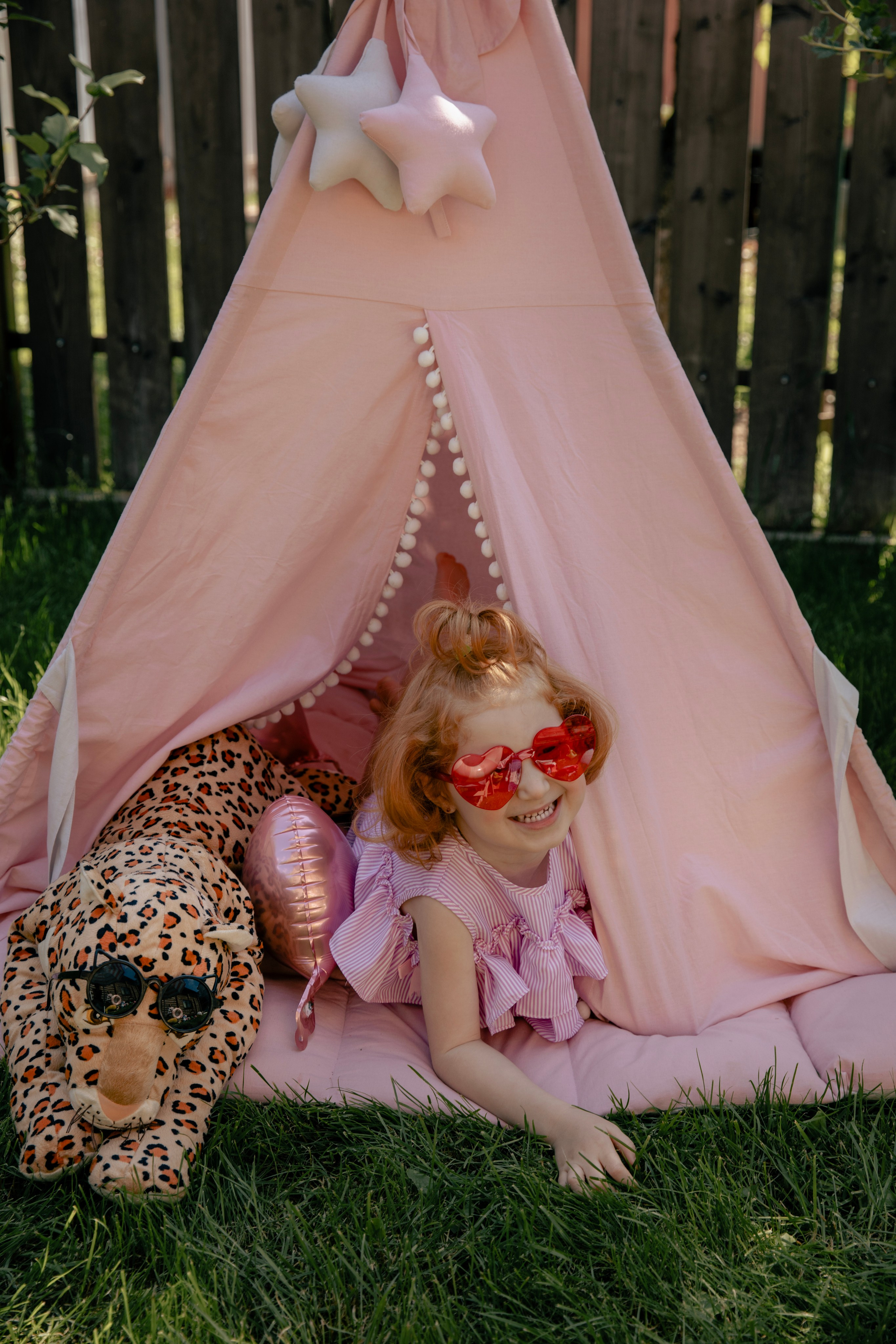 Летняя съемка девочки в саду, в бессейне, с шезлонгом, зонтиком и сахарной ватой. Фотограф новорожденных, детский фотограф  Москва.Семейная съемка Москва. Семенова Анна