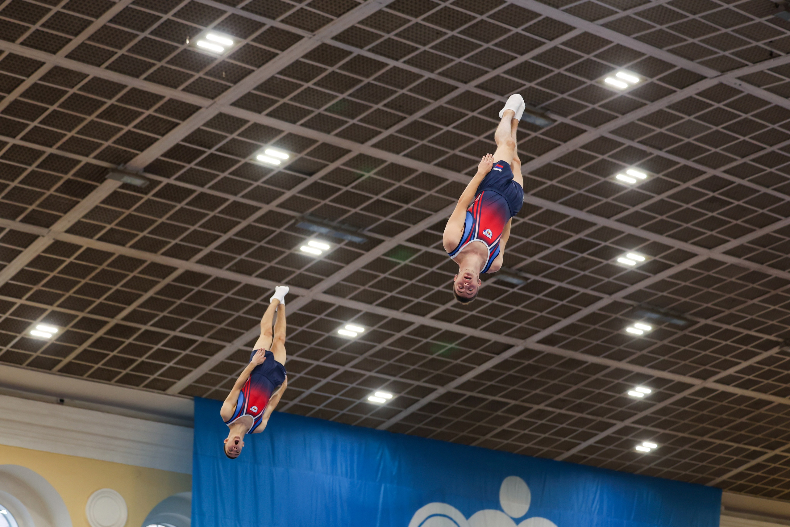 синхронные прыжки на батуте в Санкт-Петербурге