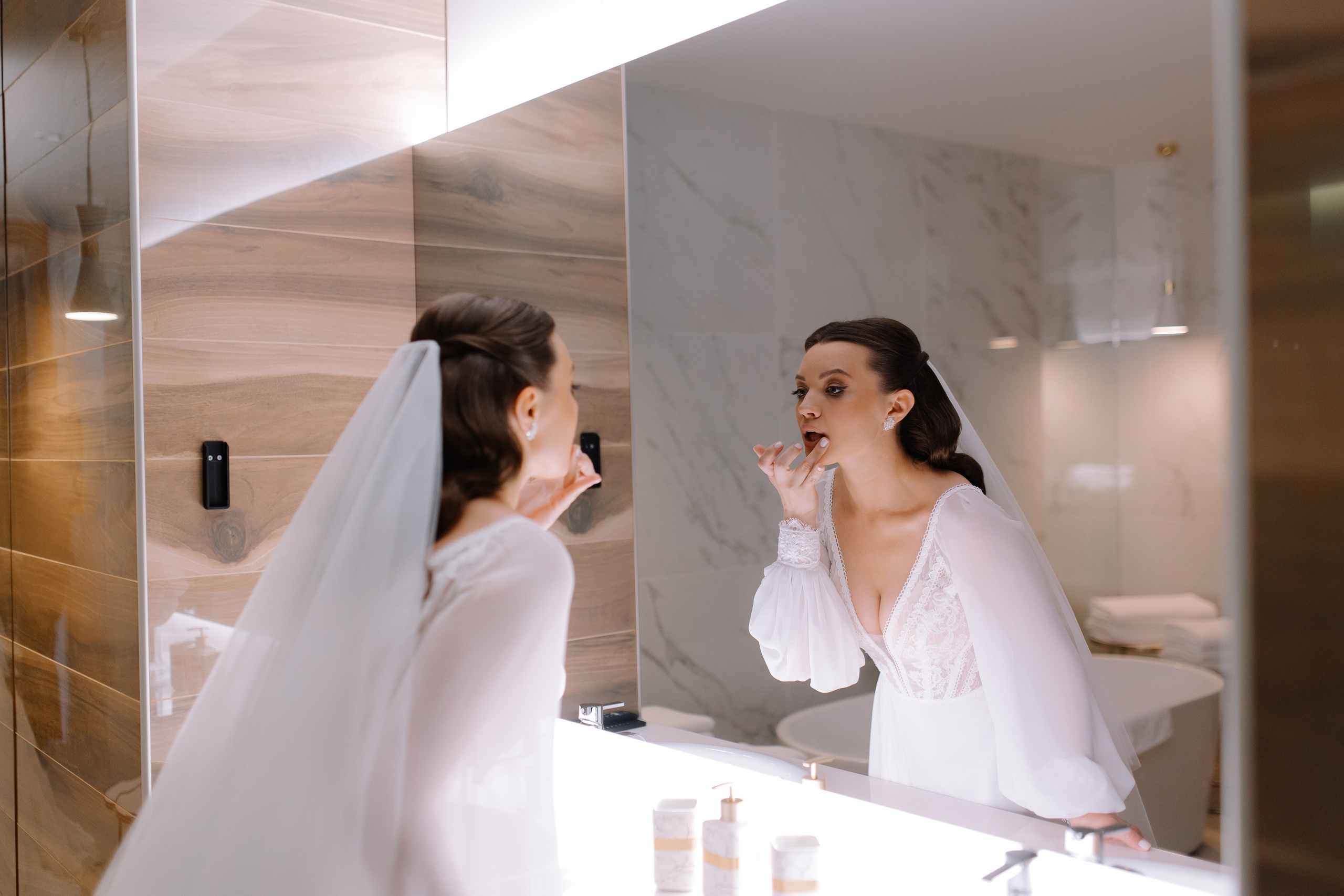 Юная девушка сидит за туалетным столом, готовясь к предстоящему событию в гостинице «Северная» в Кировске.