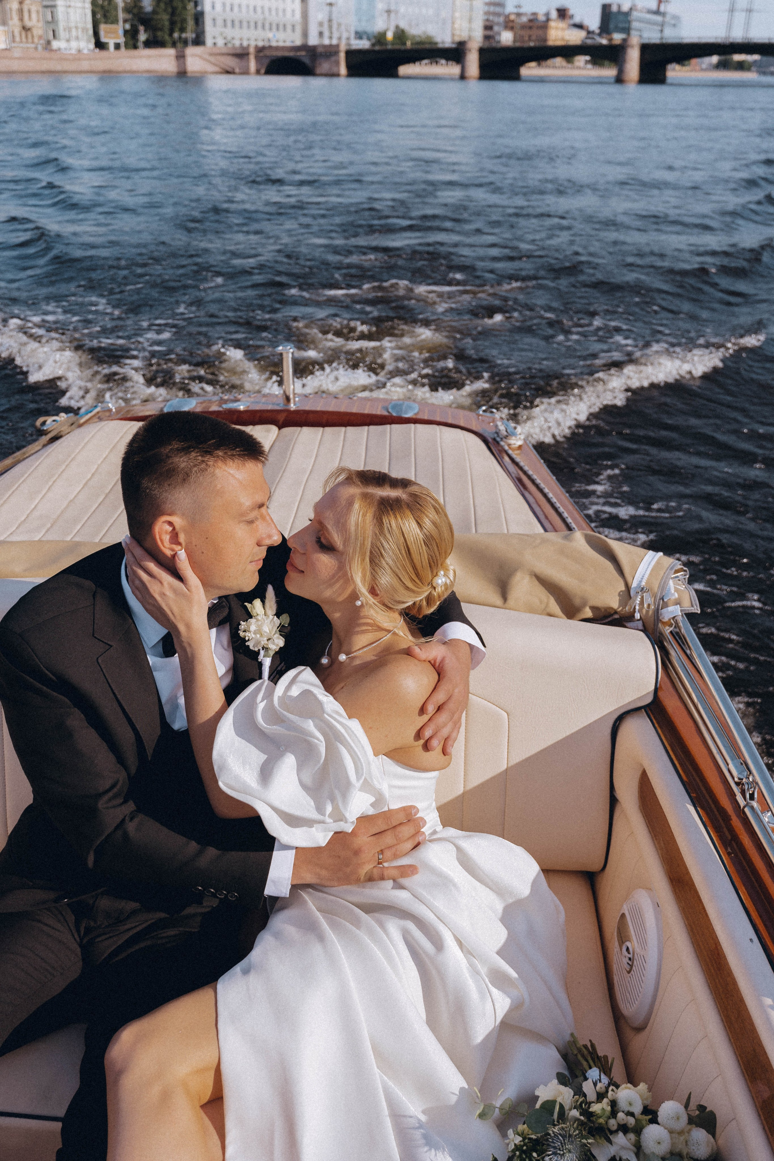 СВАДЕНБНАЯ СЬЕМКА НА КАТЕРЕ ПО КАНАЛАМ САНКТ-ПЕТЕРБУРГА И В АКВАТОРИИ НЕВЫ. Профессиональный фотограф, Санкт-Петербург — Виктория Богомолова