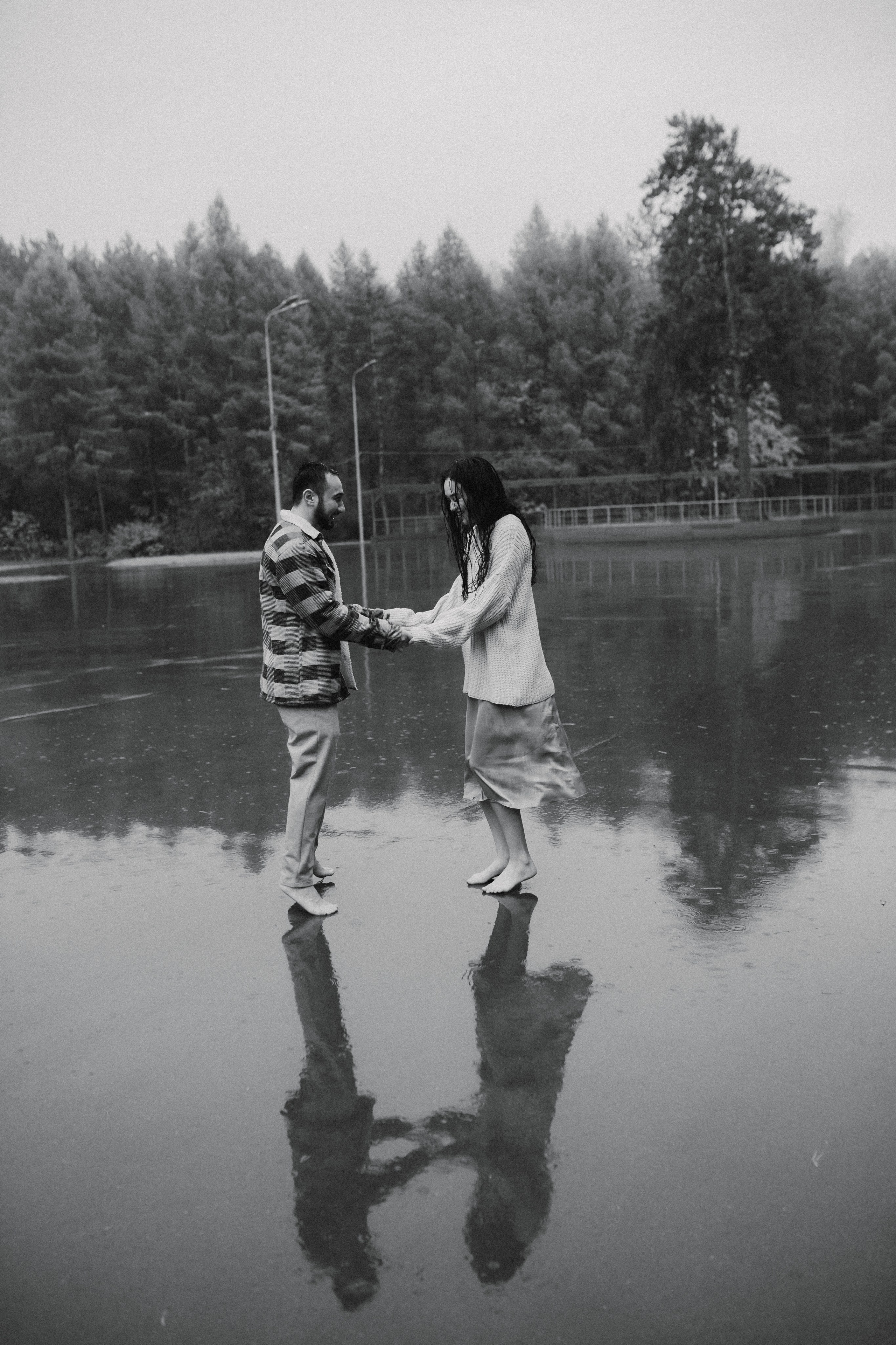 Бегать по сентябрьским лужам вдвоём. Свадебный фотограф Новосибирск