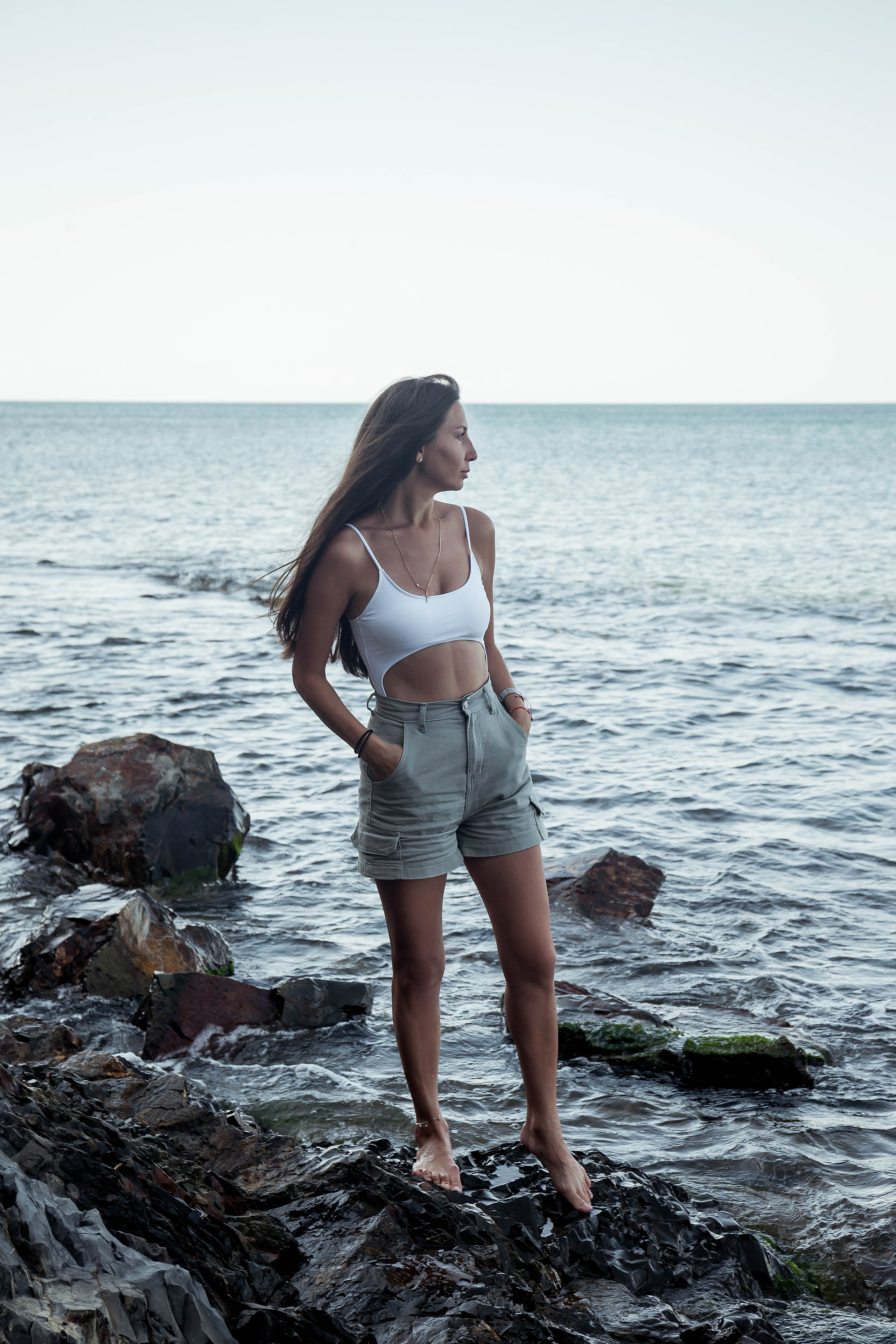 девушка позирует на пляже в кринице