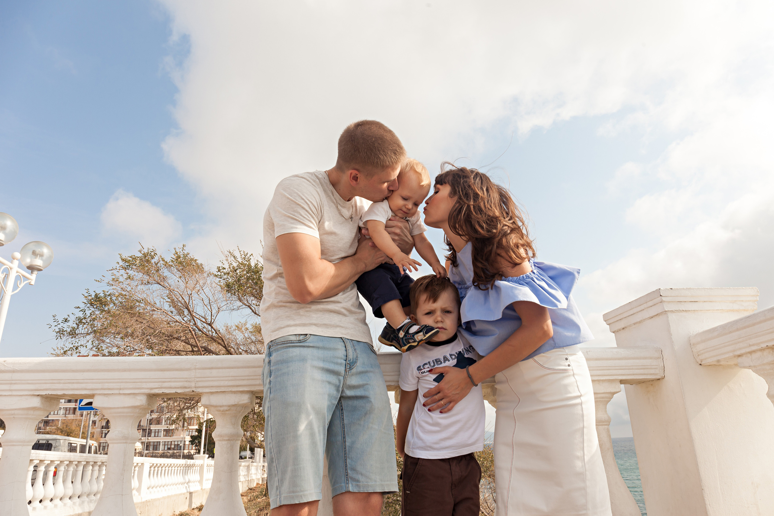 семья в геленджике стоит на набережной муж целет ребенка