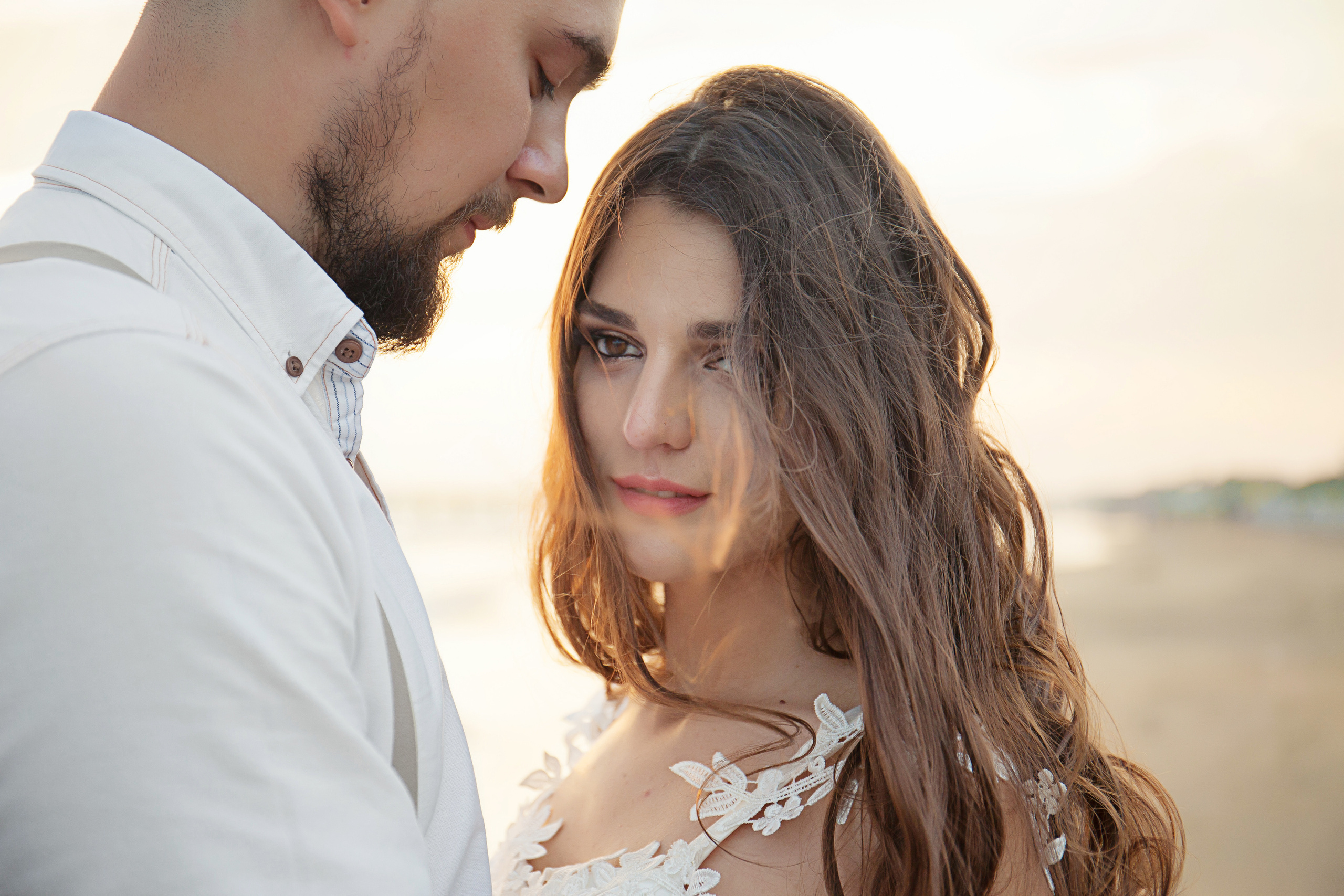 девушка смотрит в обьектив камеры