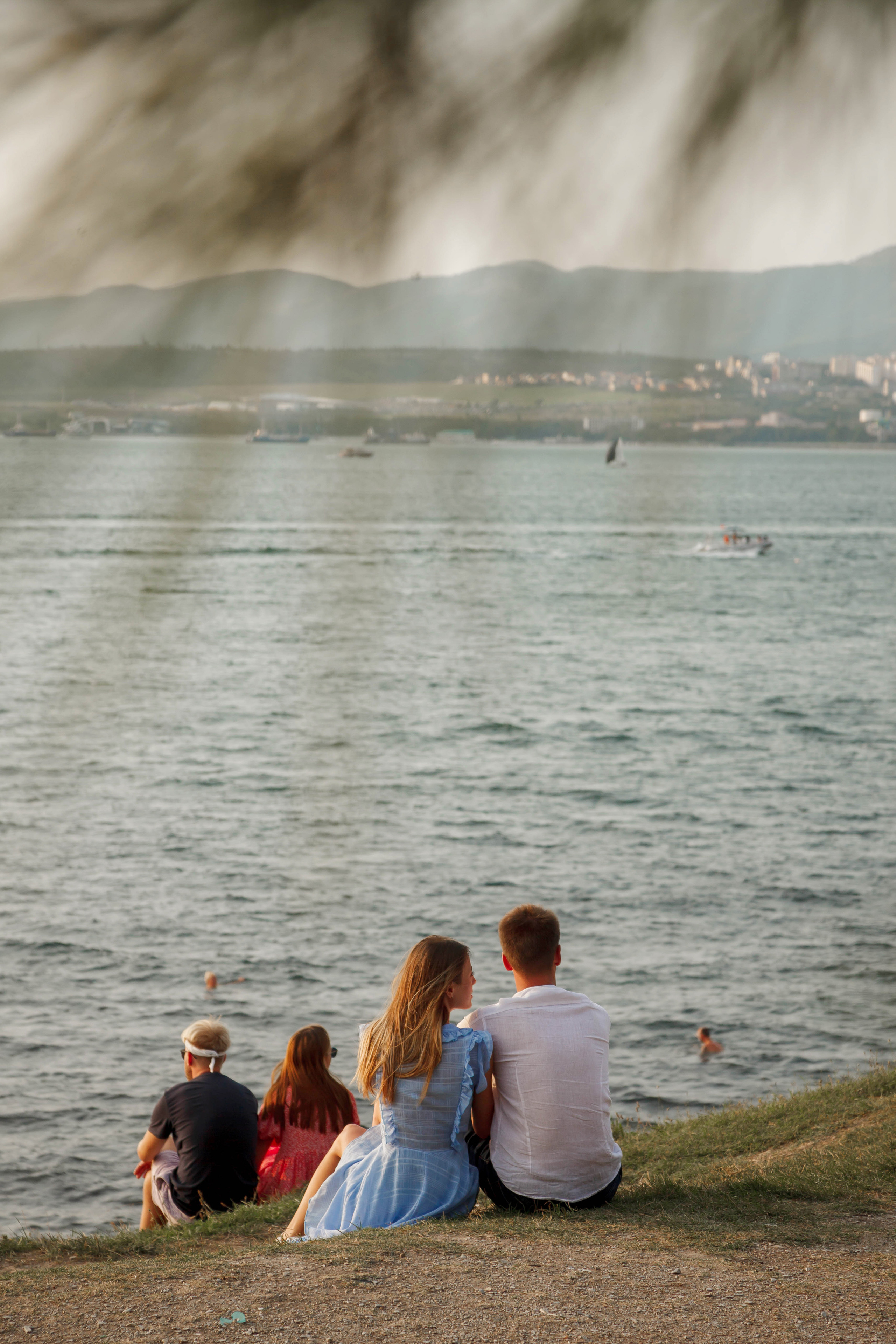 две молодые пары сидят прижавшись друг к другу