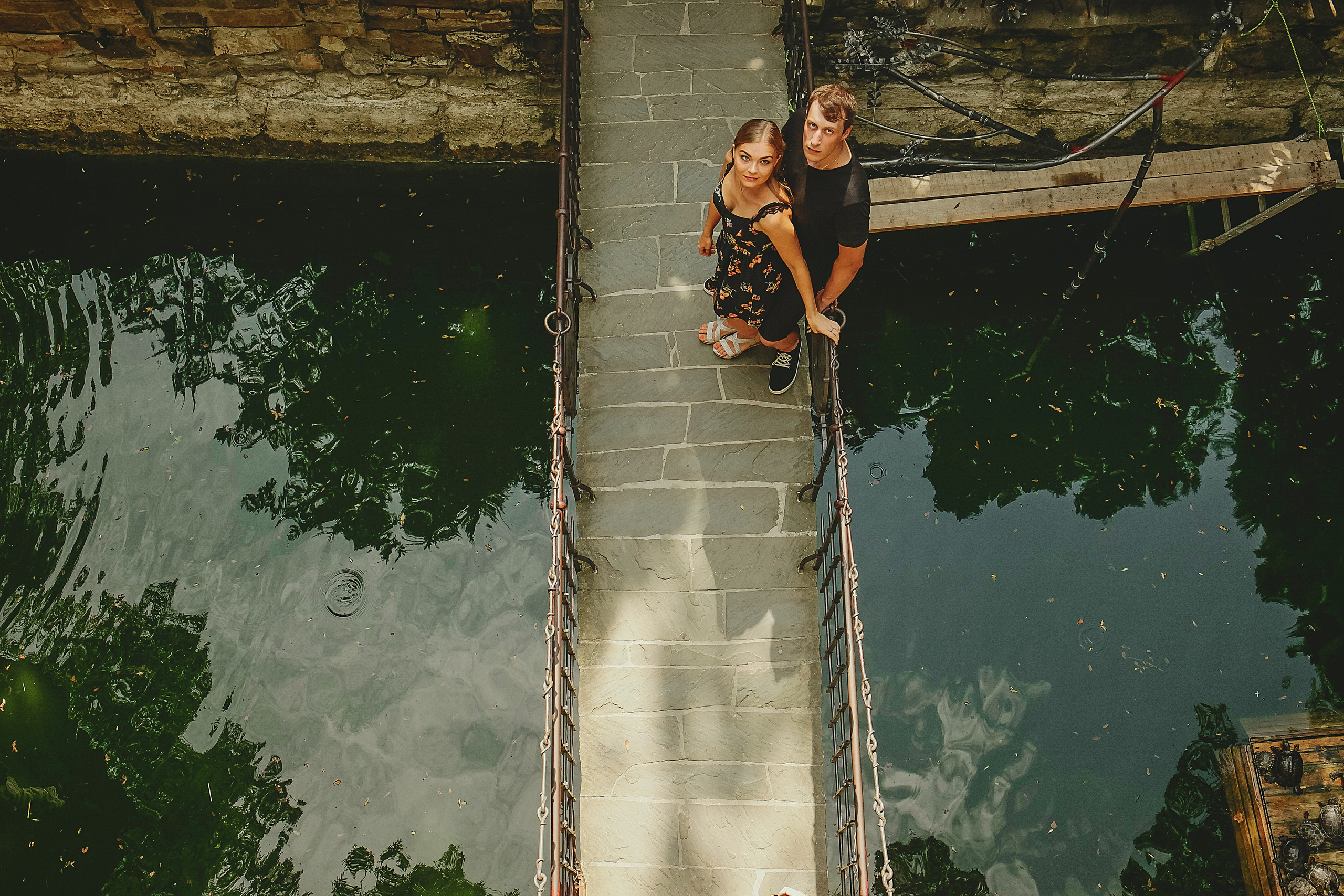 вид с башни на мост в старом парке