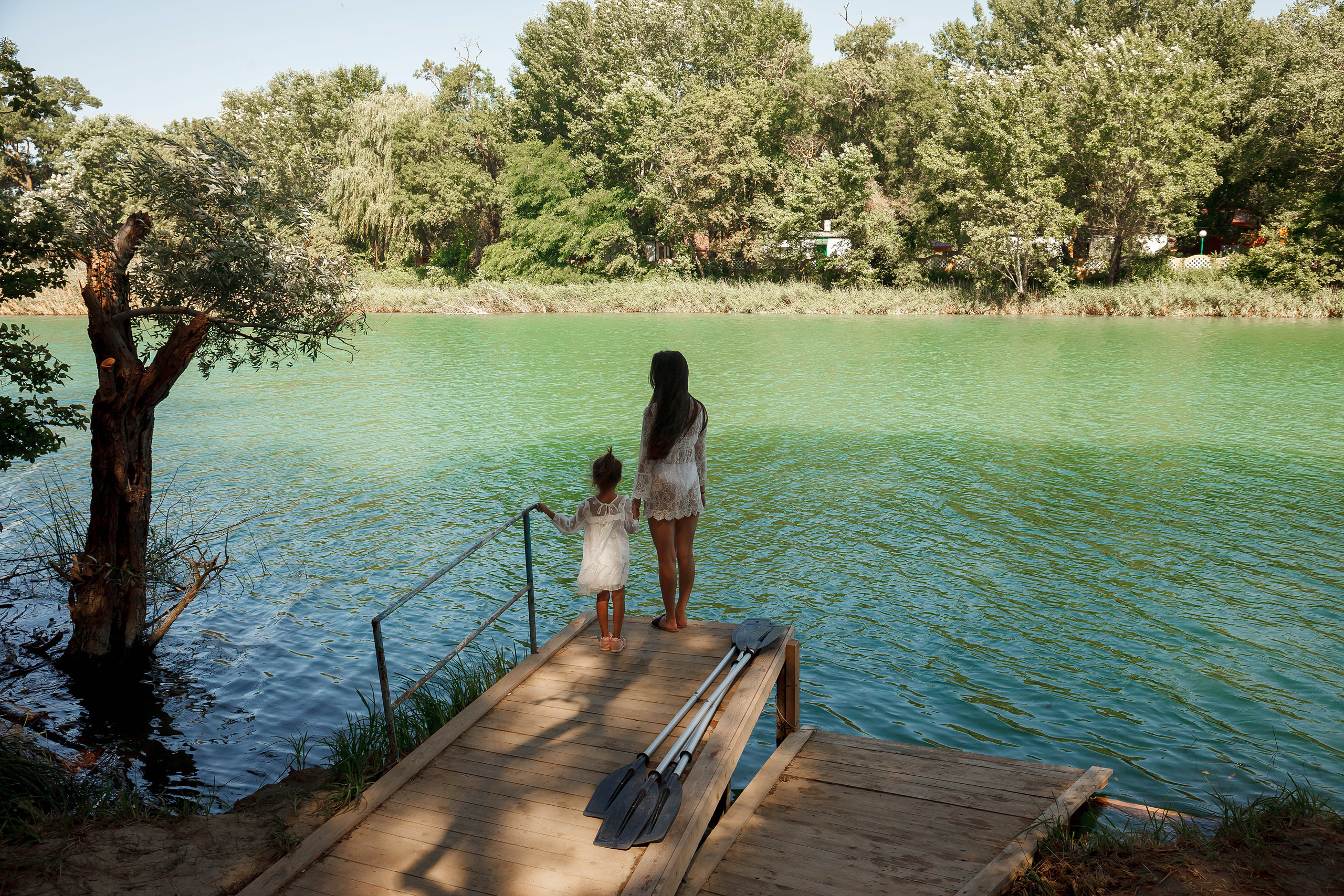 мам с дочкой стоят с мотрят на реку  в кринице