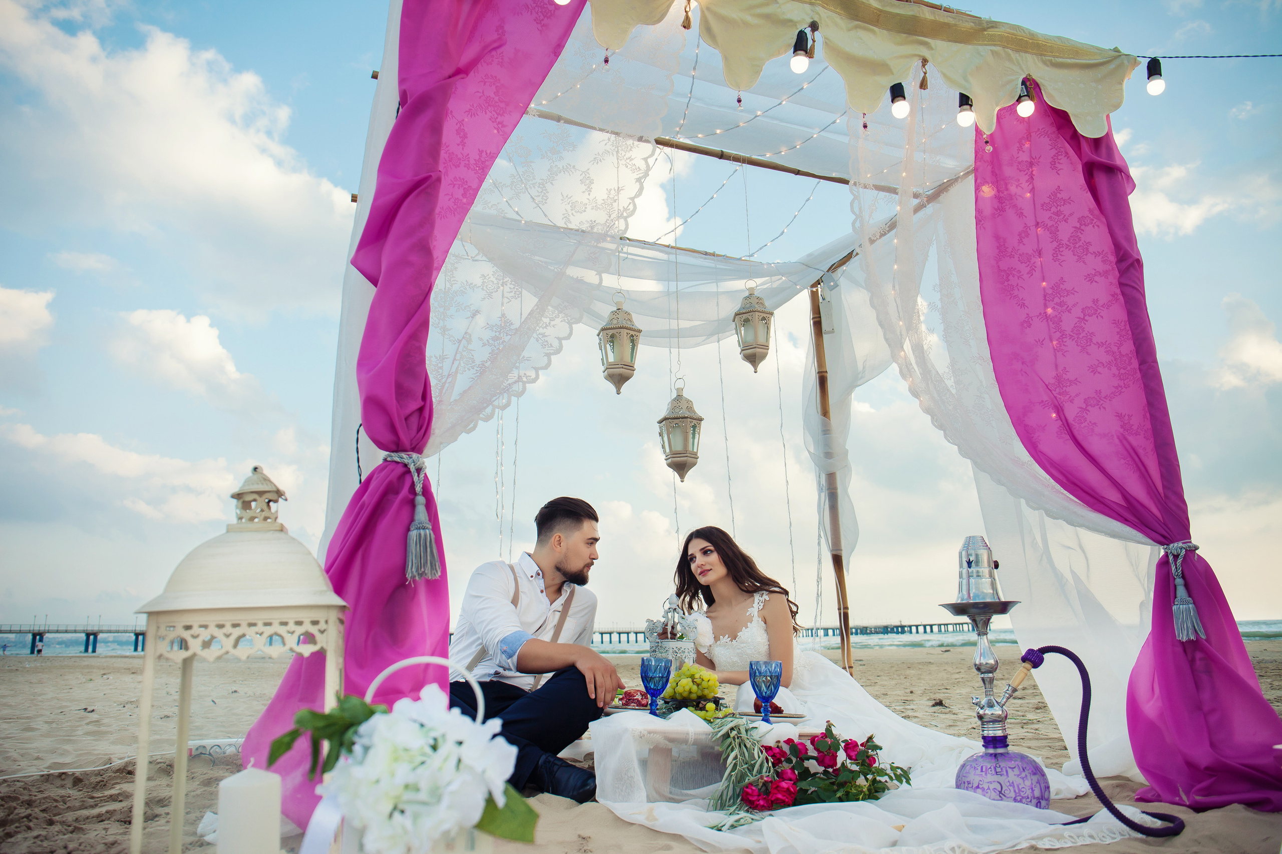 самодельный шатер, прекрасная идея для свадьбы у моря