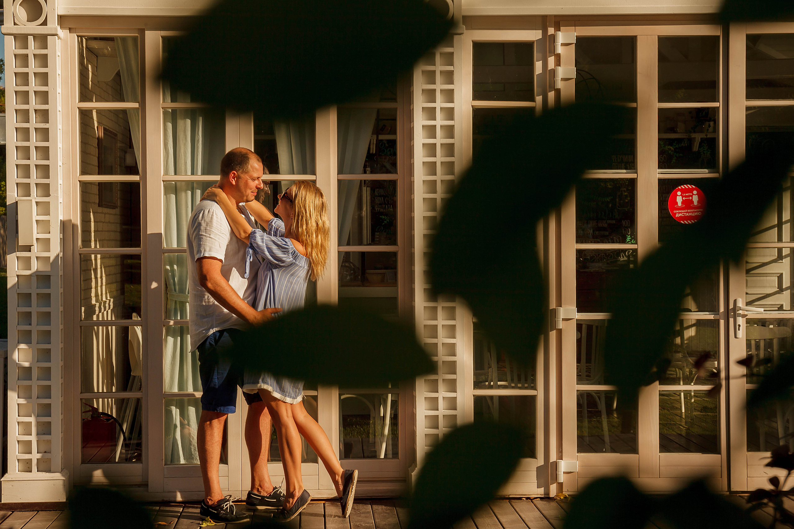 мужчина и женщина обнимаются возле ле петит кафе в абрау