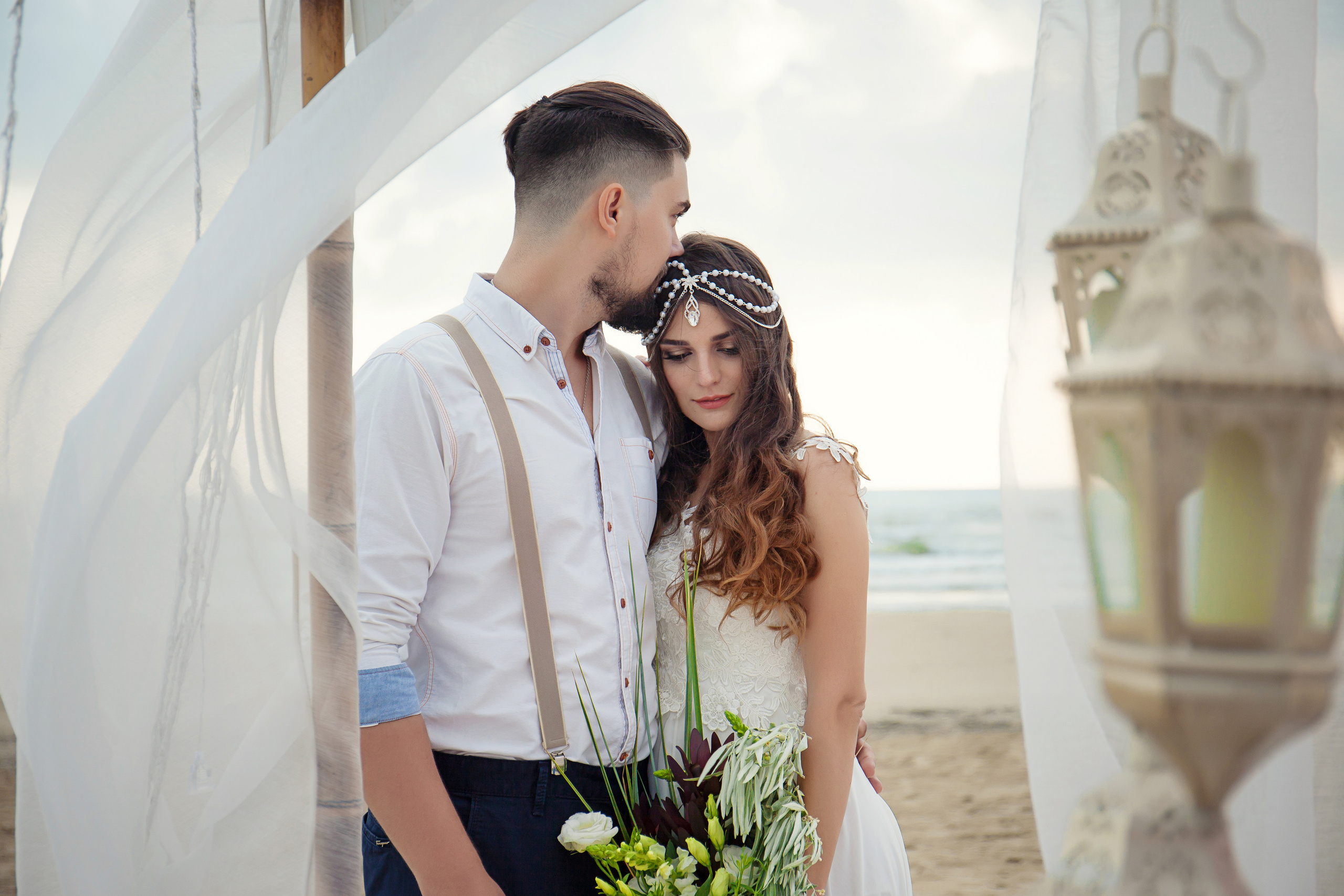 жених и невеста под балдахином, свадьба в марроканском стиле