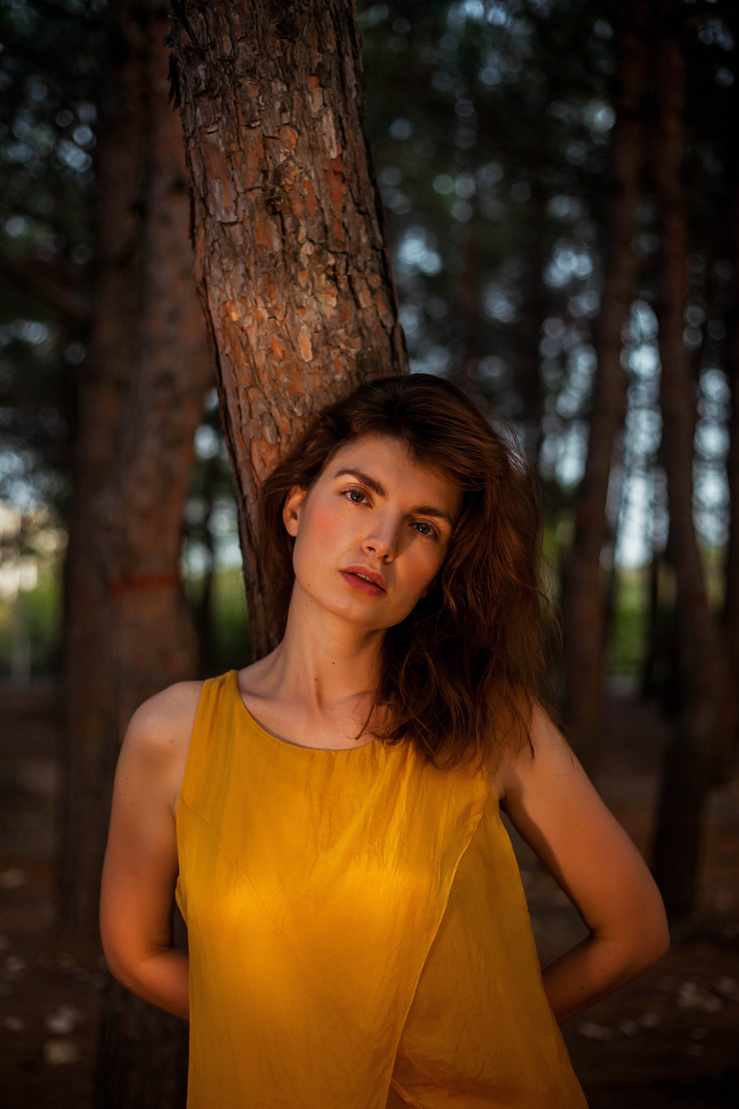 девушка в желтом платье стоит и смотрит в камеру
