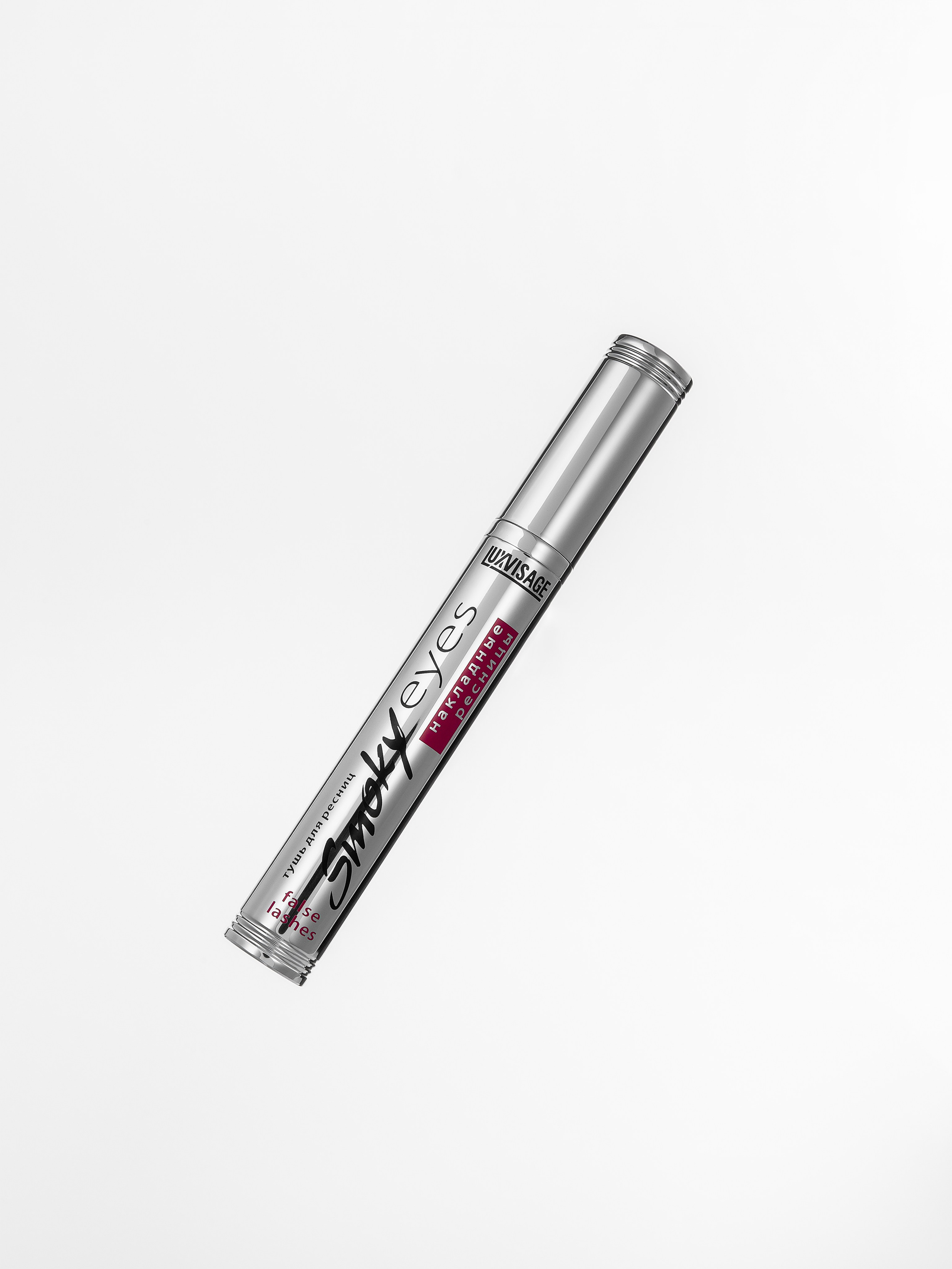 тушь для ресниц на нейтральном фоне