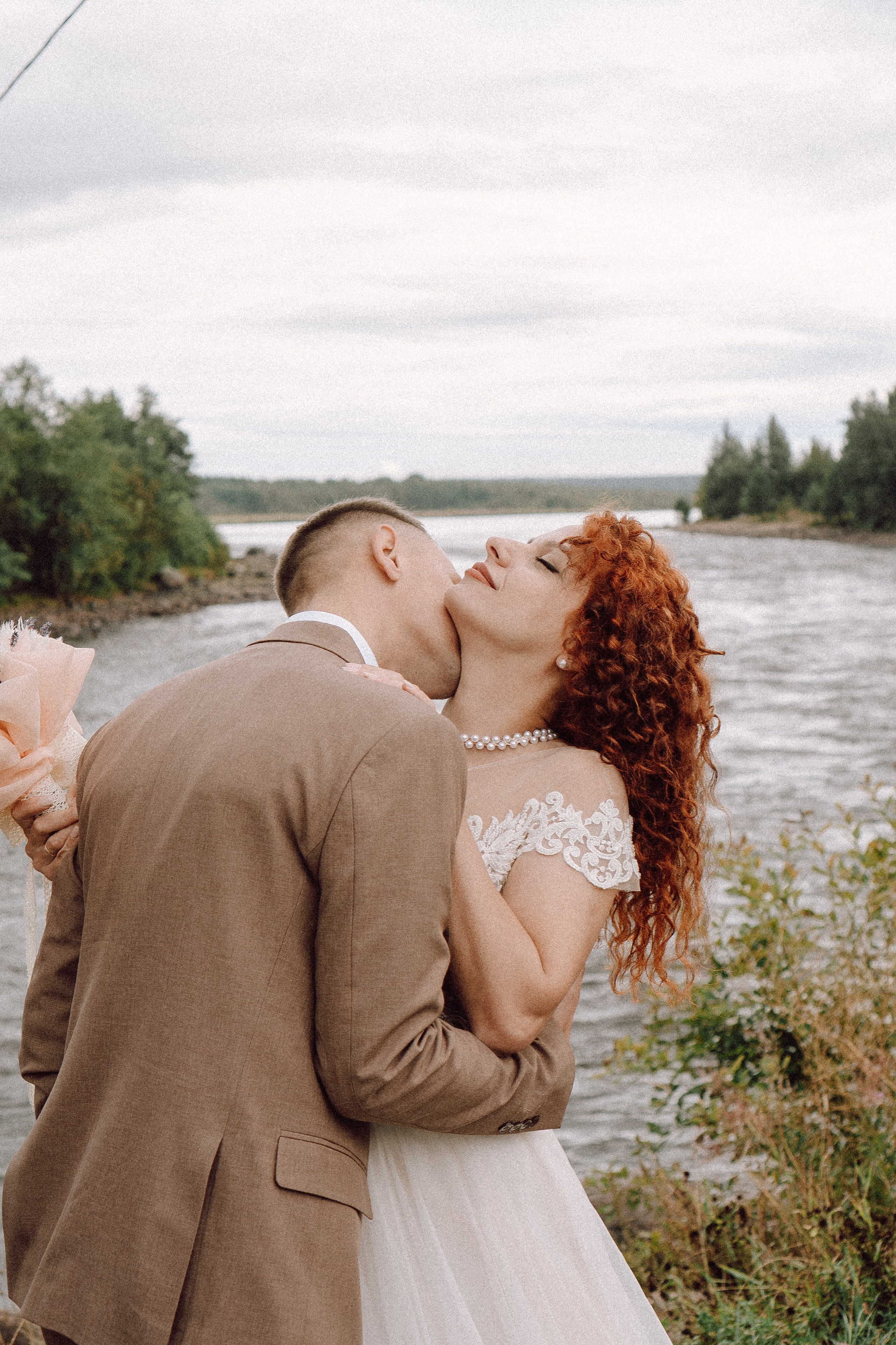 СВАДЕБНАЯ ФОТОСЕССИИЯ ПАРЫ В ГОРОДЕ ПРИОЗЕРСК В СОСНОВОМ ЛЕСУ И С ПИКАПОМ. Профессиональный фотограф, Санкт-Петербург — Виктория Богомолова