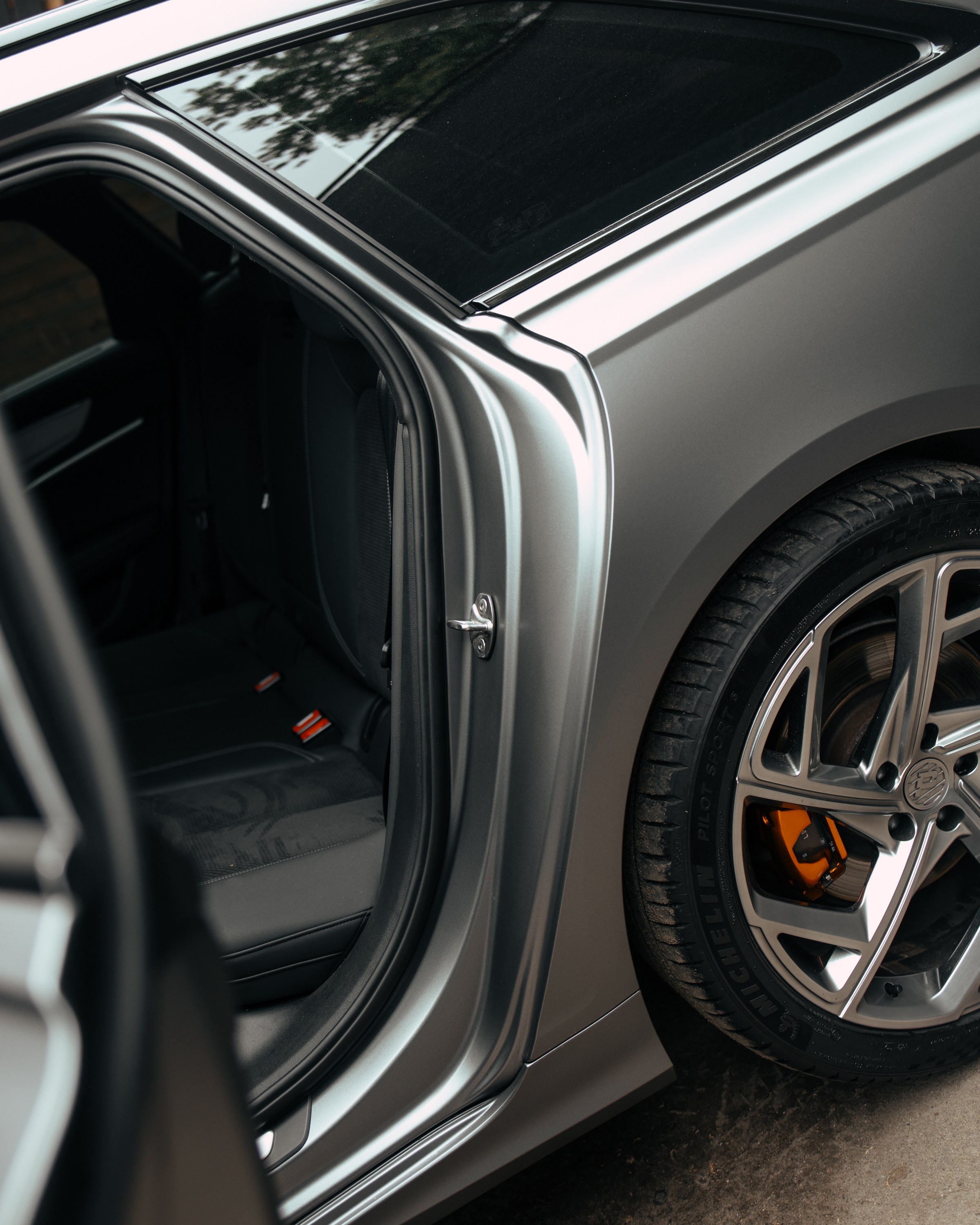 Audi A6 2 раза поменяла цвет, оклейка с проемами в зеленый и преклейка в серый. DeLorein