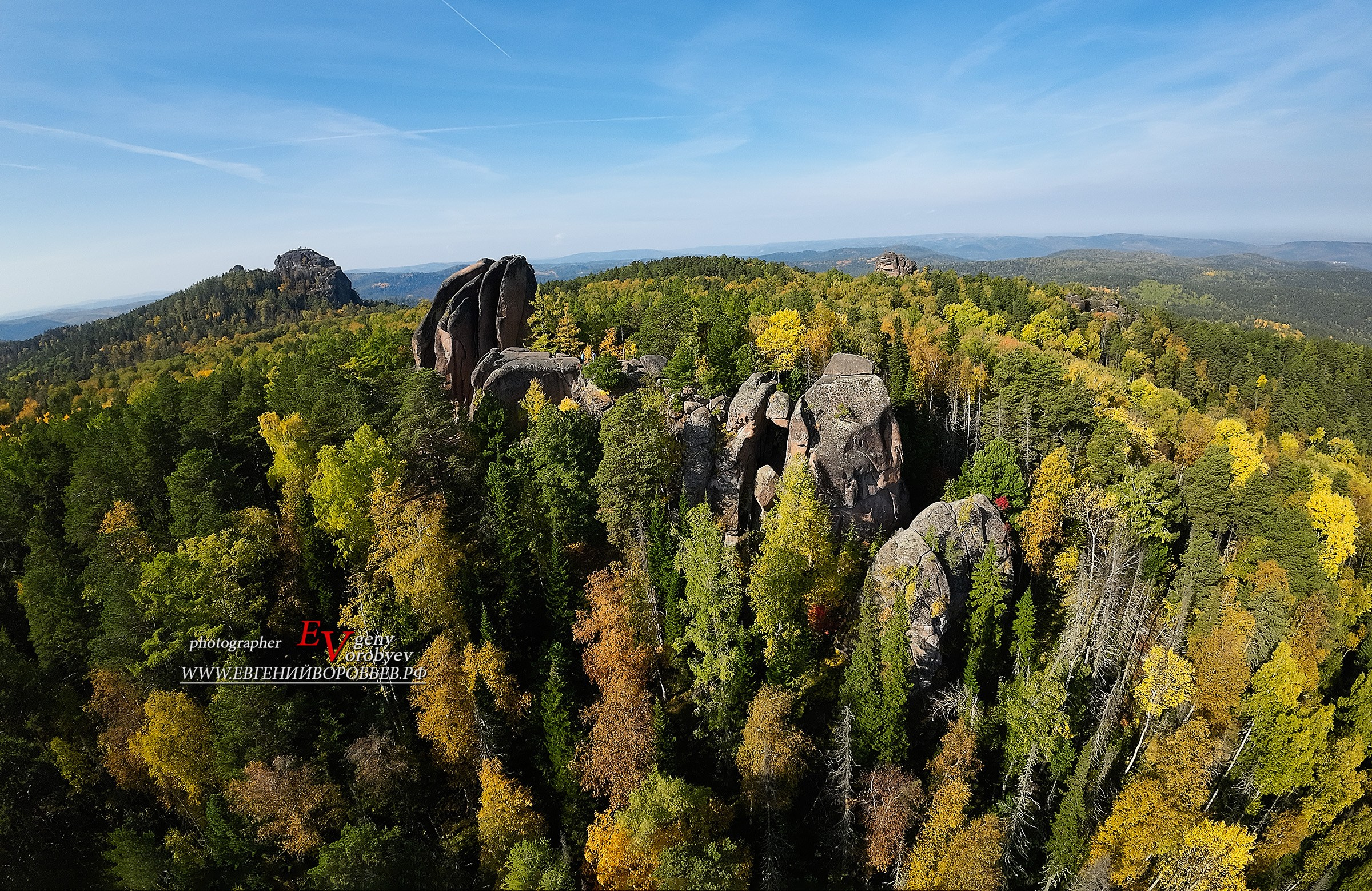 Экскурсия национальный парк заповедник Красноярские столбы цена заказать забронировать фото тур интересные места достопримечательности что посмотреть где побывать в Красноярске  Туристический маршрут центральные столбы скала Перья Дед Львиные ворота первый второй столб Фотосессия фотограф Красноярск природа пейзаж аэросъёмка с FPV дрона квадрокоптера