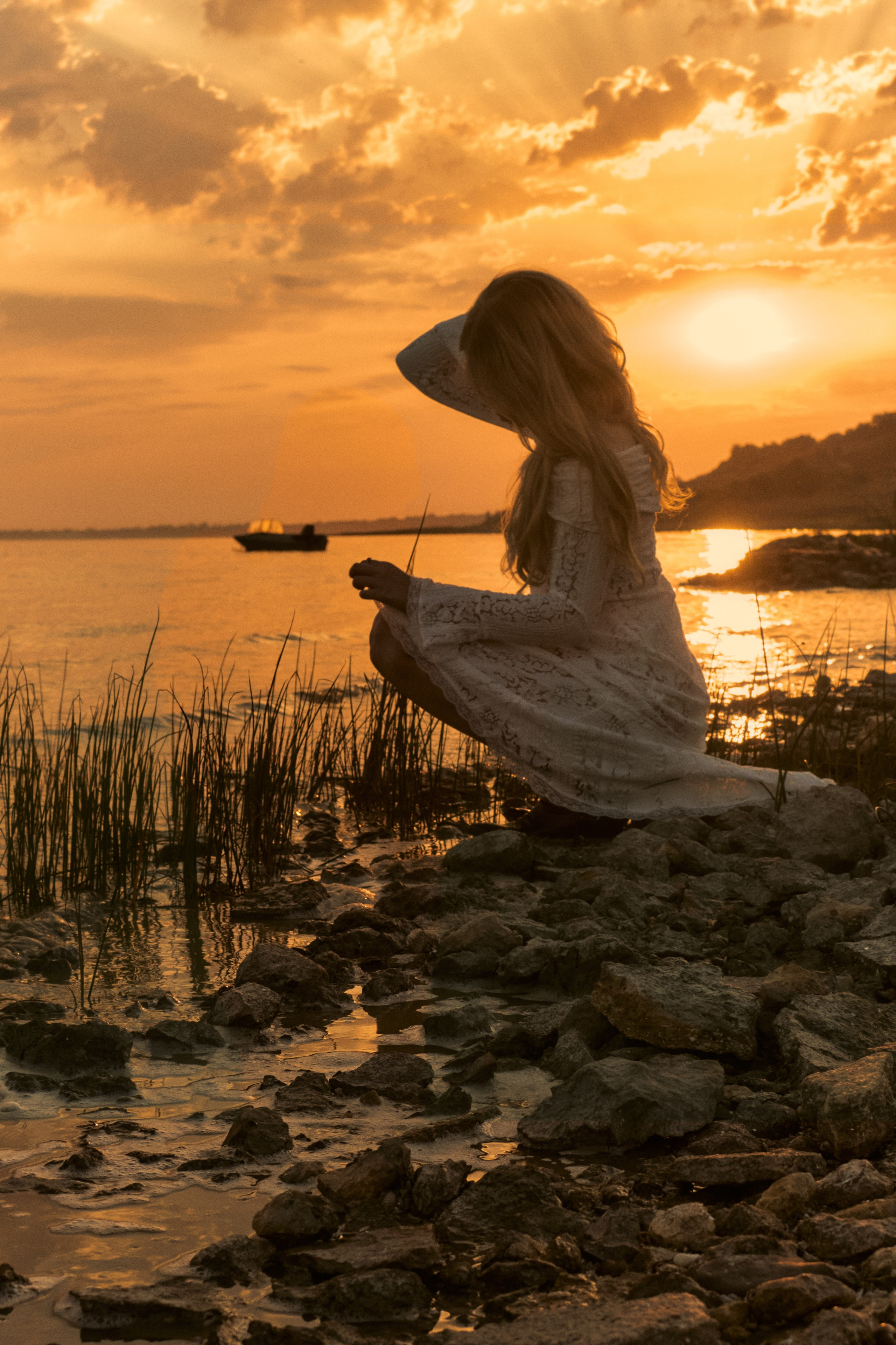 Романтическая фотосессия у реки на закате девушка в длинном платье, услуги фотографа Ростов-на-Дону