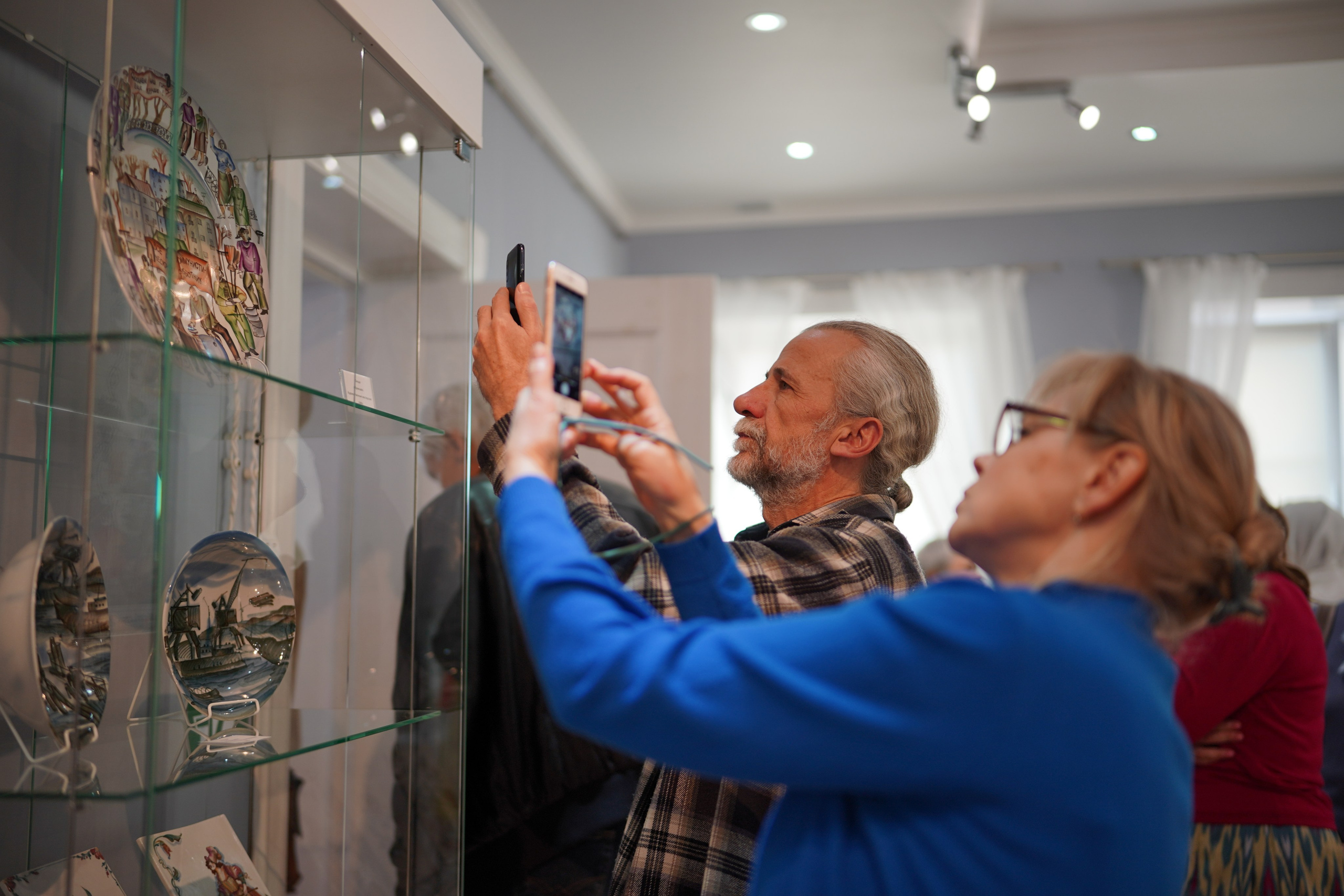 Exhibition by Alexander Tsaregorodtsev and Marnarita Podgornaya — Выставка Александра Царегородцева и Марнариты Подгорной