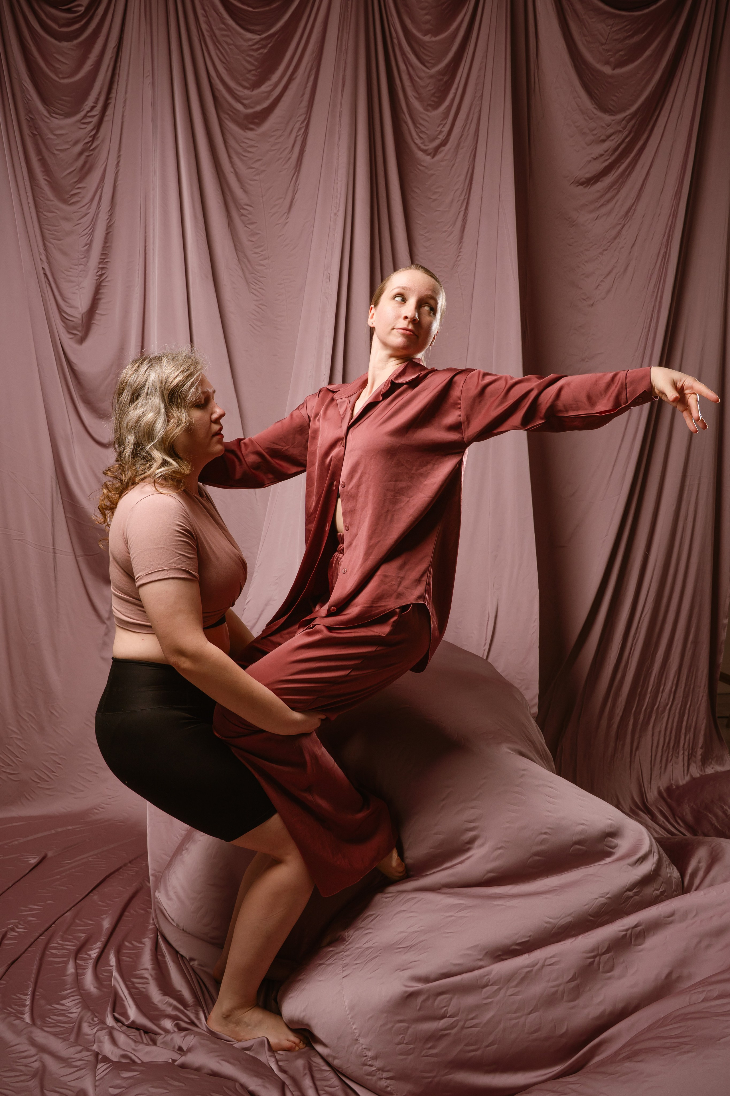 Фотосессия Акройогов с развевающейся тканью. Фотограф в Томске Григорий Шаповалов