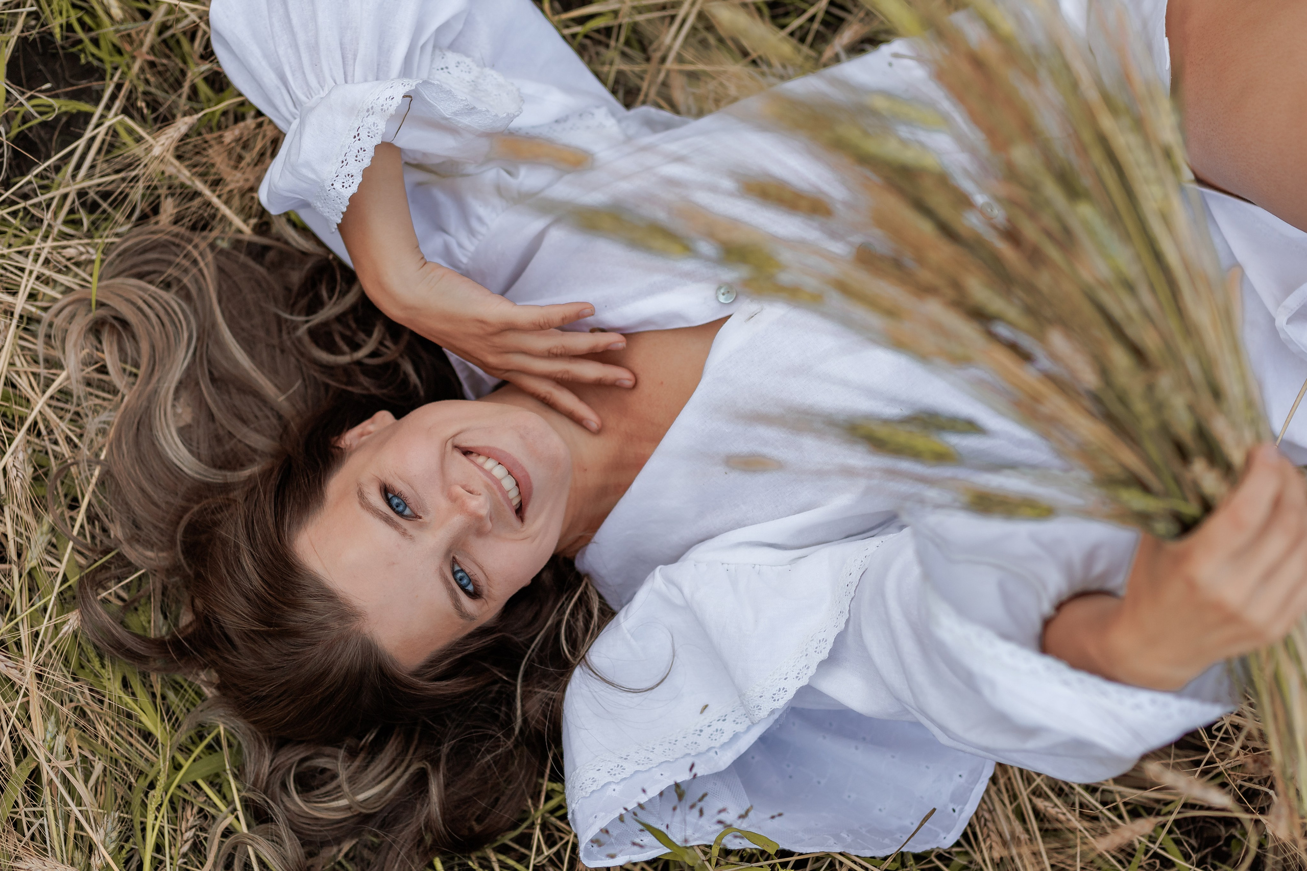 Татьяна в поле. Ирина Мезенцева | Женский и предметный фотограф | г. Омск