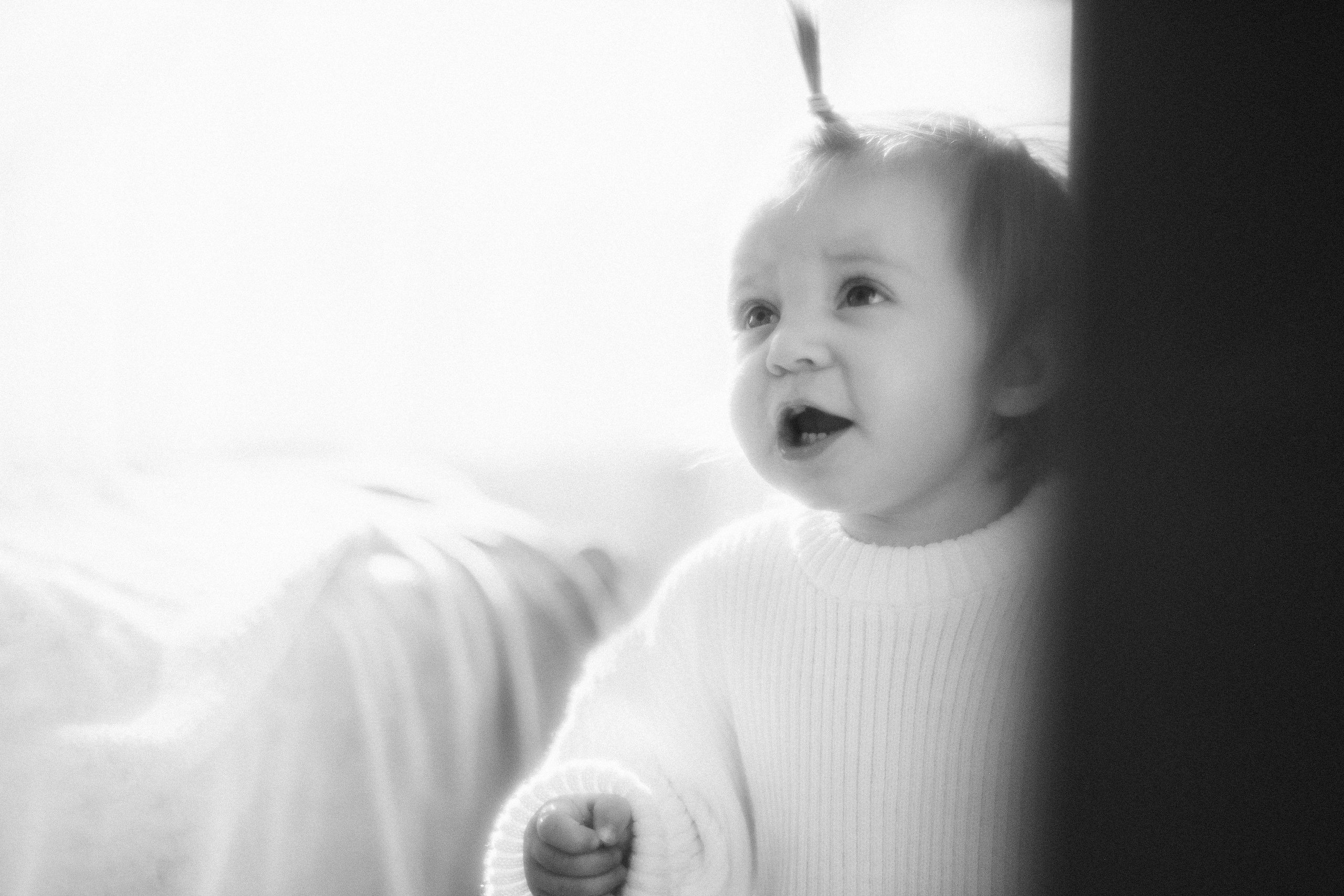 Маленькая София в цветах и лучах декабрьского солнышка. Фотограф в Крыму | Виктория Нотевская