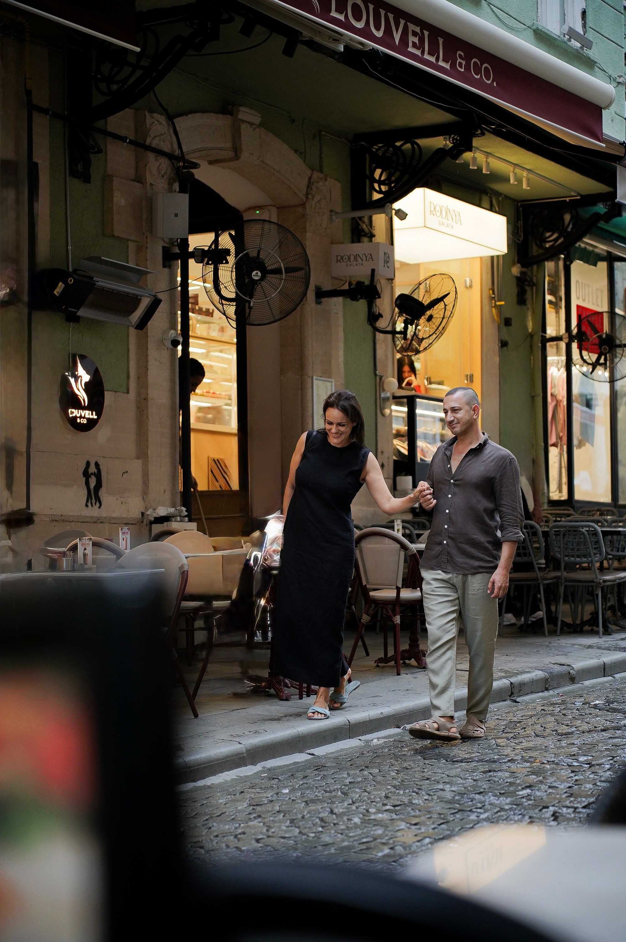 Семейная пара гуляет по живописным улицам Стамбула и делает фото на фоне архитектурных памятников. Профессиональный фотограф запечатлевает эмоции и атмосферу города, создавая красивые кадры для семейного альбома.