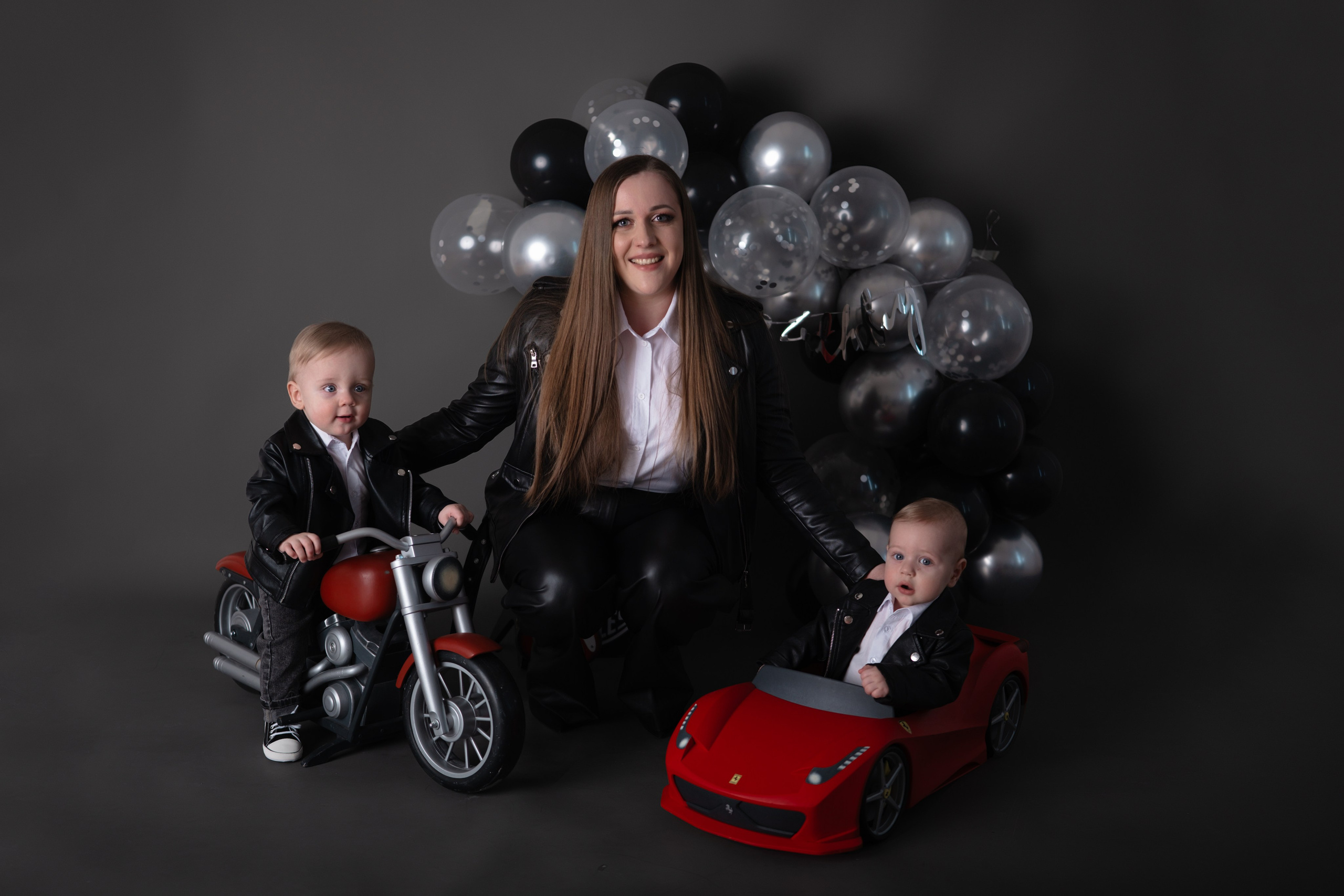 Годик Максиму и Кириллу. Семейный детский ньюборн фотограф в Москве Марта Петрова