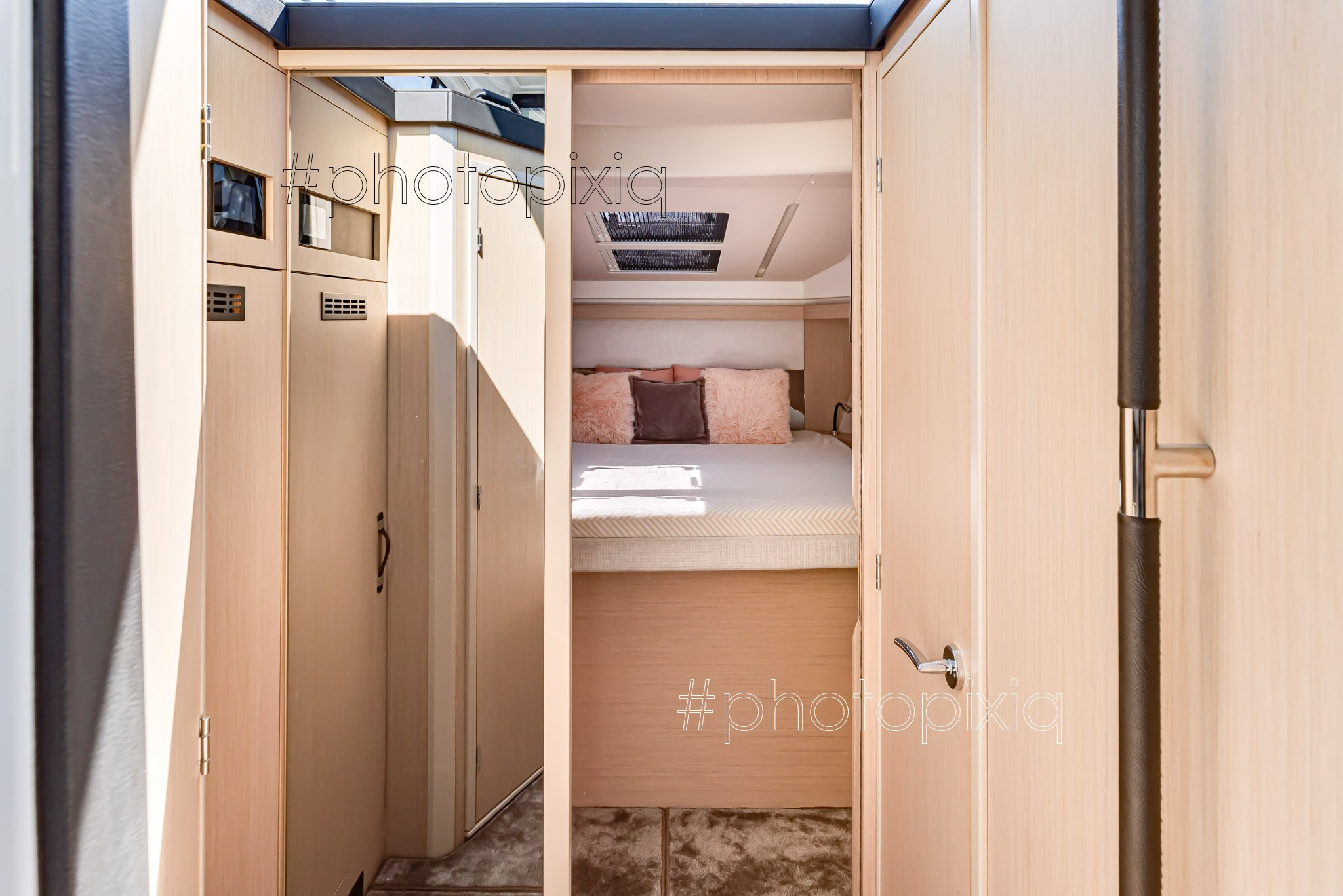 Фотосъёмка яхты Jeanneau NC 33 для брокера. Интерьерная съёмка и виртуальные туры — Интерьерный фотограф Кузнецов Сергей (photopixiq)