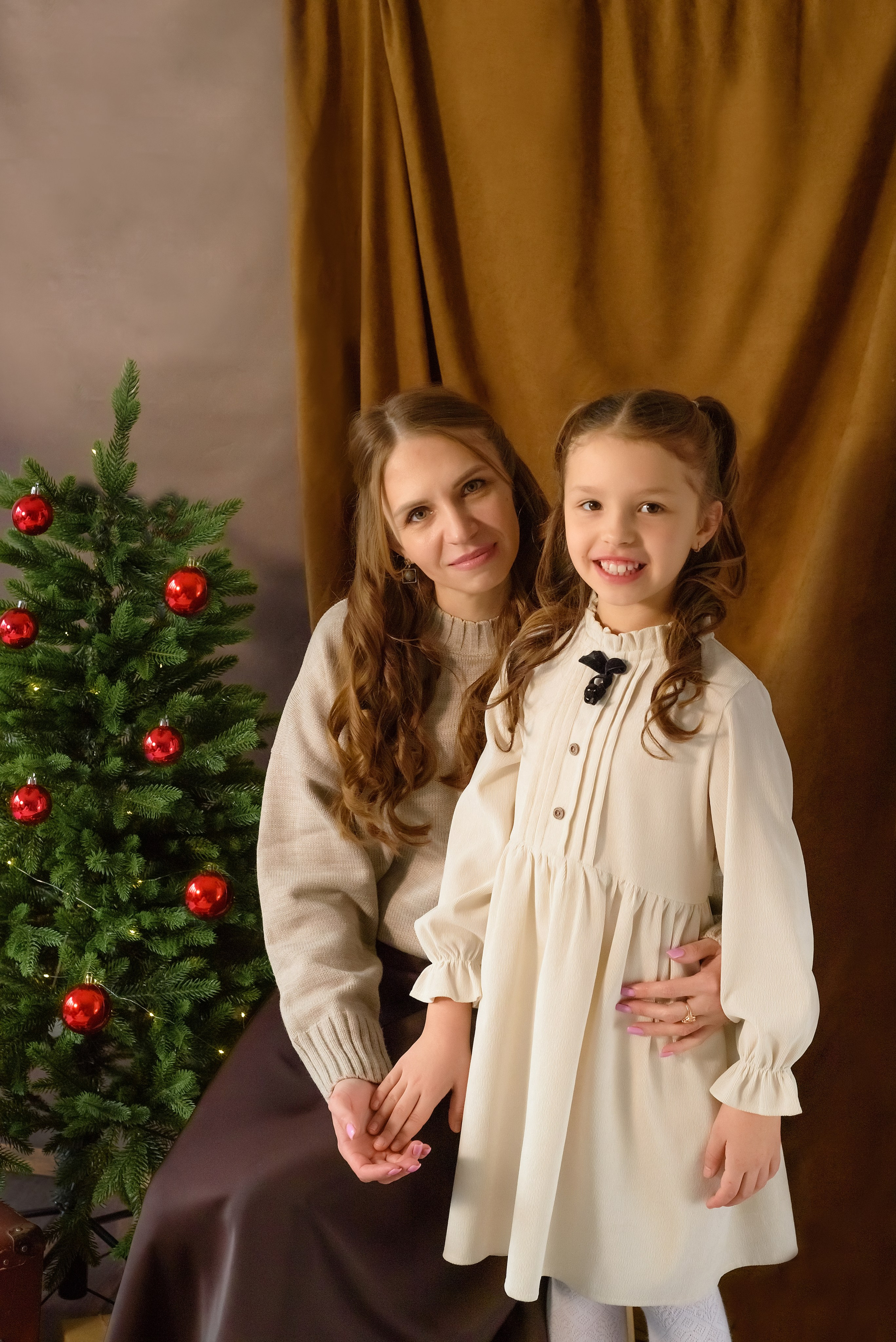 Новогодняя фотосессия «Красные ягоды» Полина и Инна. Детский Фотограф |Фотограф на годик в Брянске Ирина Романова