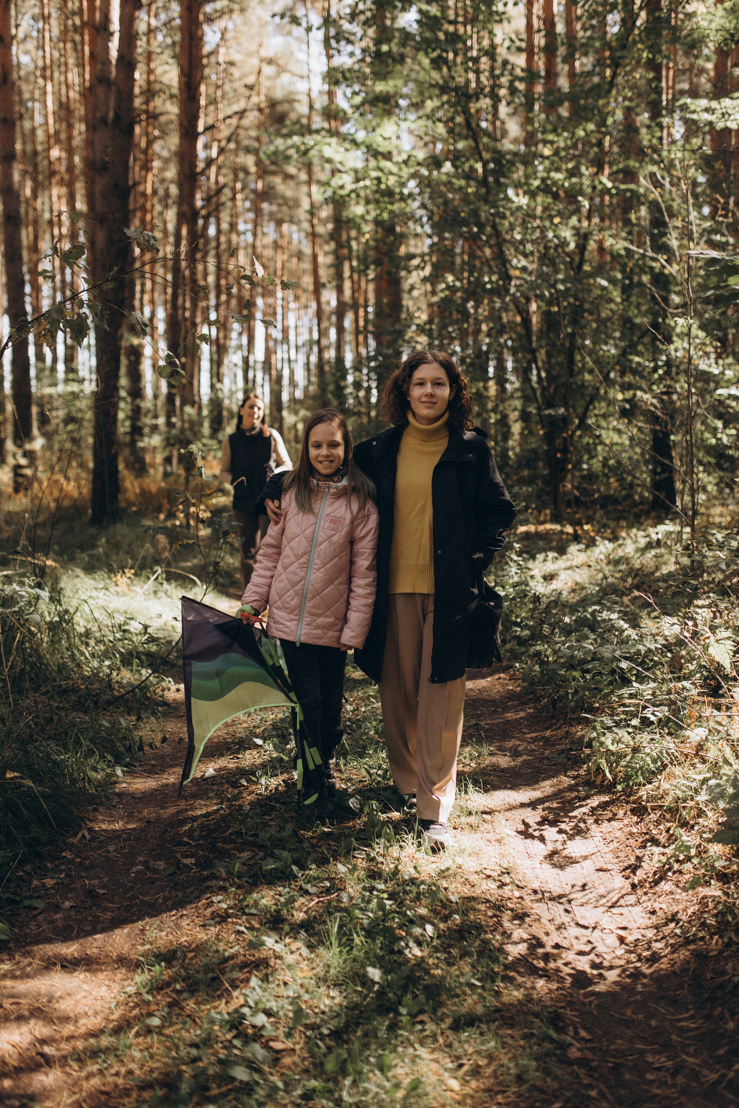 Аня с Ясей и Соней на Обском, осень. Семейный фотограф lifestyle в Новосибирске Елена Шпилевая