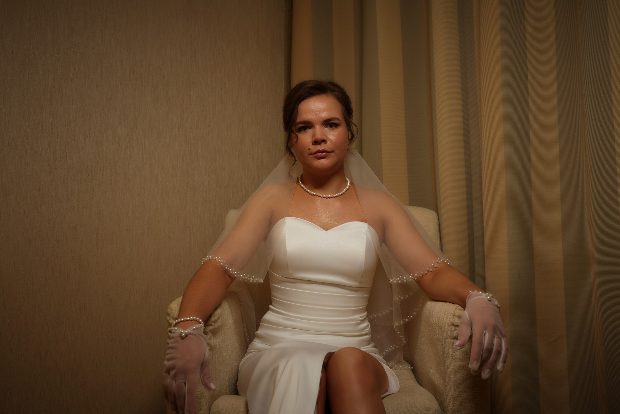 невеста красиво сидит в кресле на фотосесии в гостинице Самары в отеле Холидей Ин