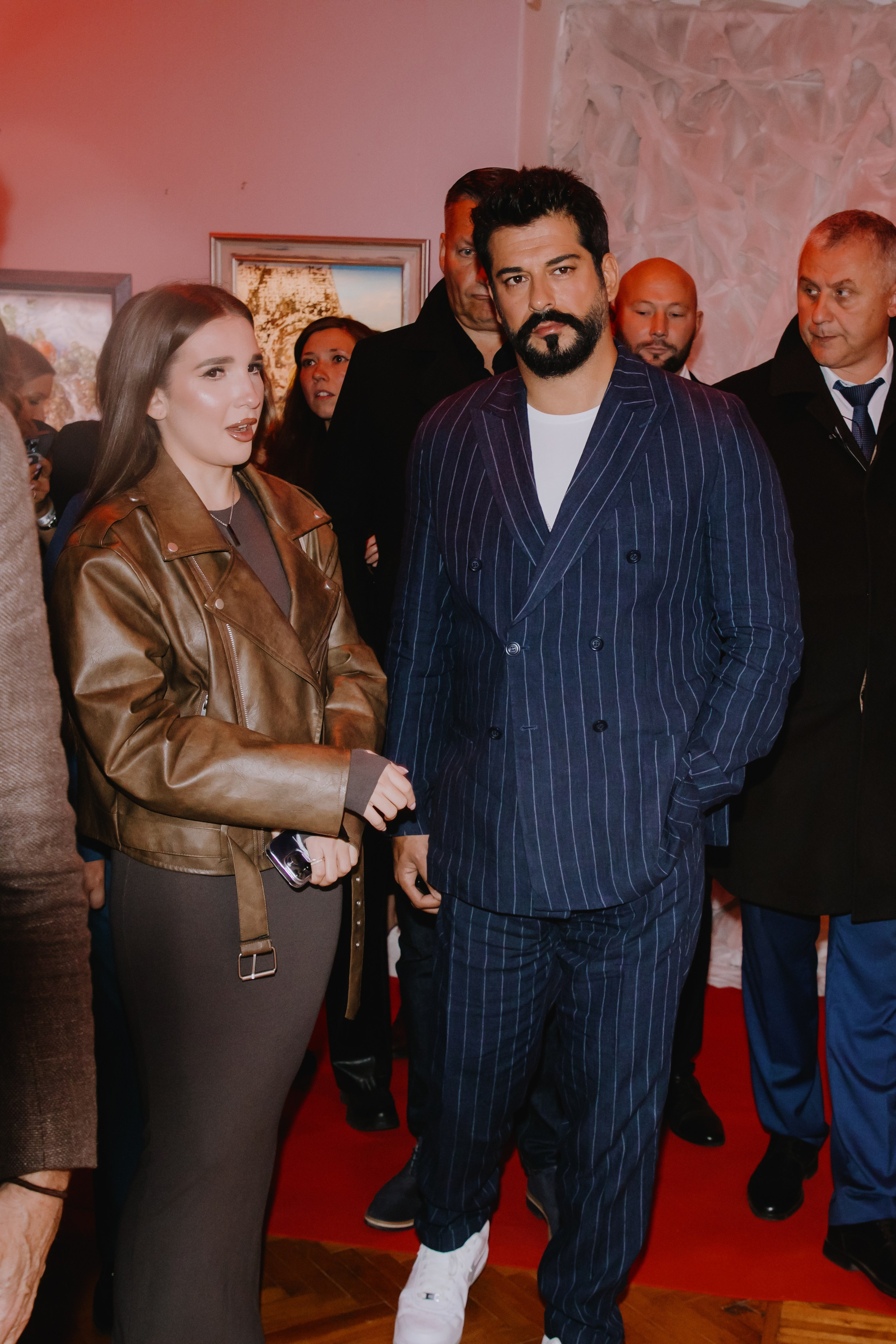 Бурак Озчивит посетил выставку Никаса Сафронова. Фотограф в Москве и Санкт-Петербурге Дарина