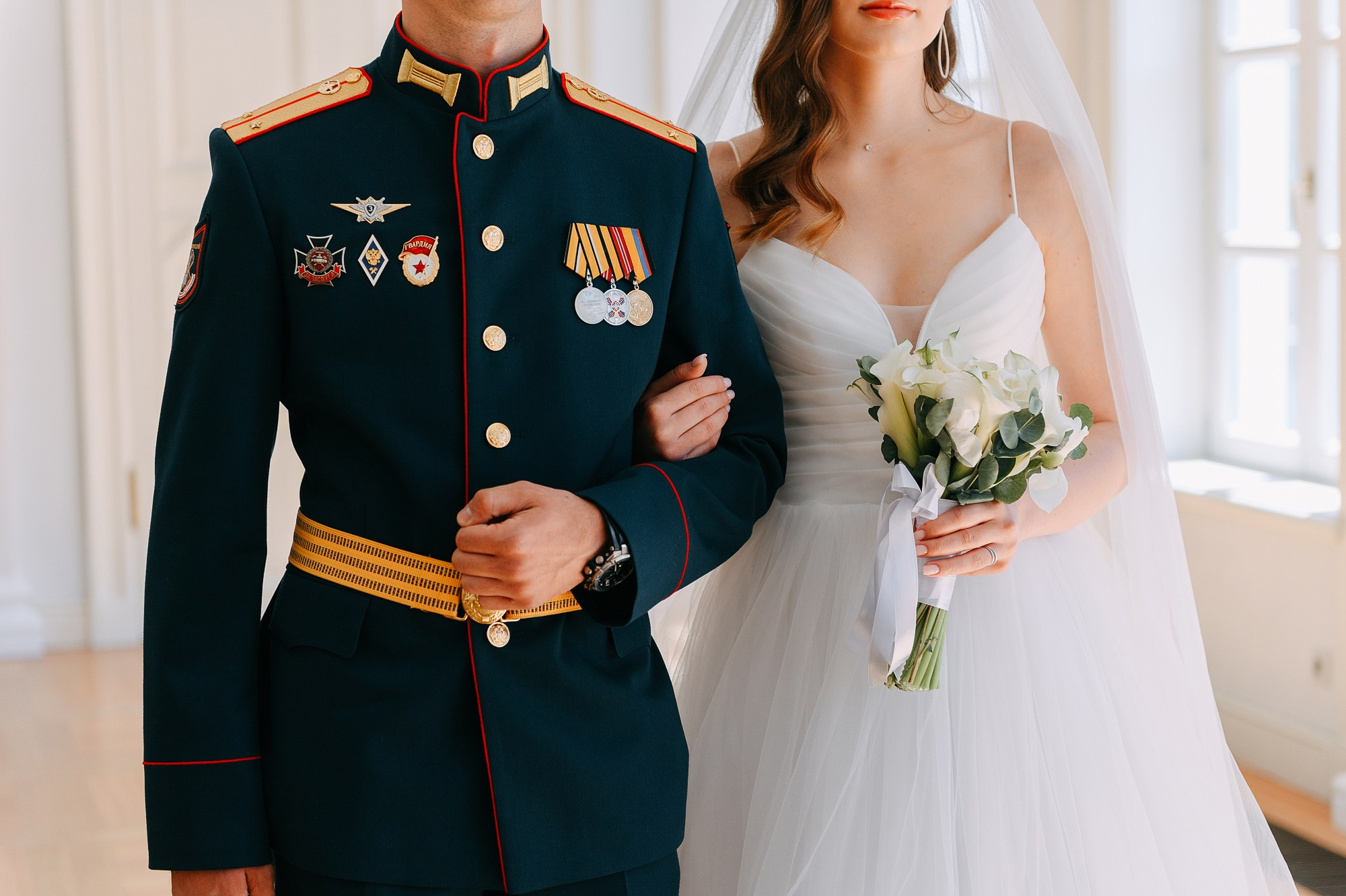 Жених в военной форме, свадебная фотосессия.