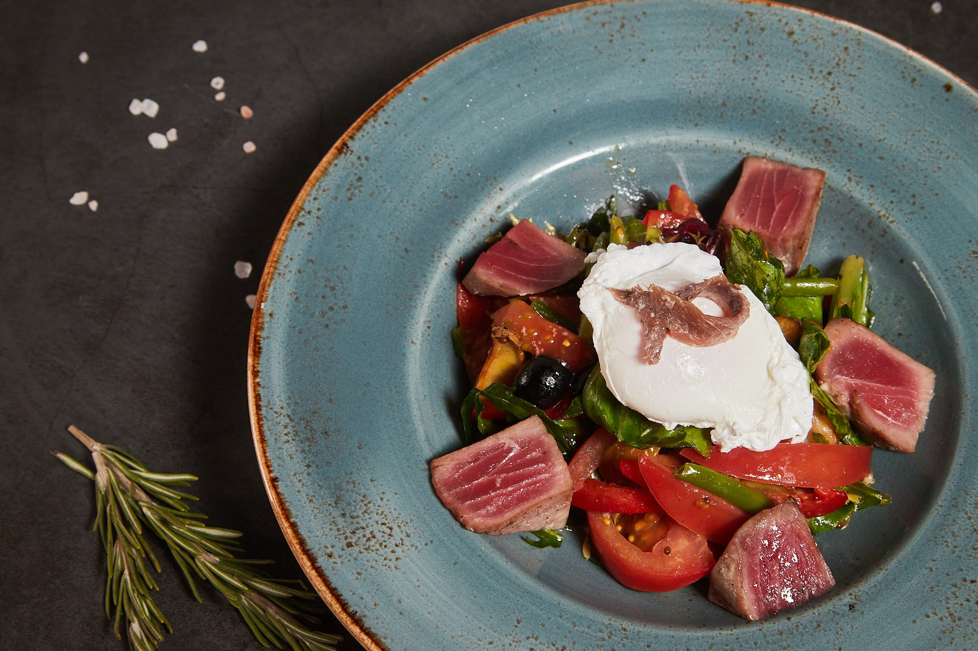 Фуд-фотография салат с тунцом