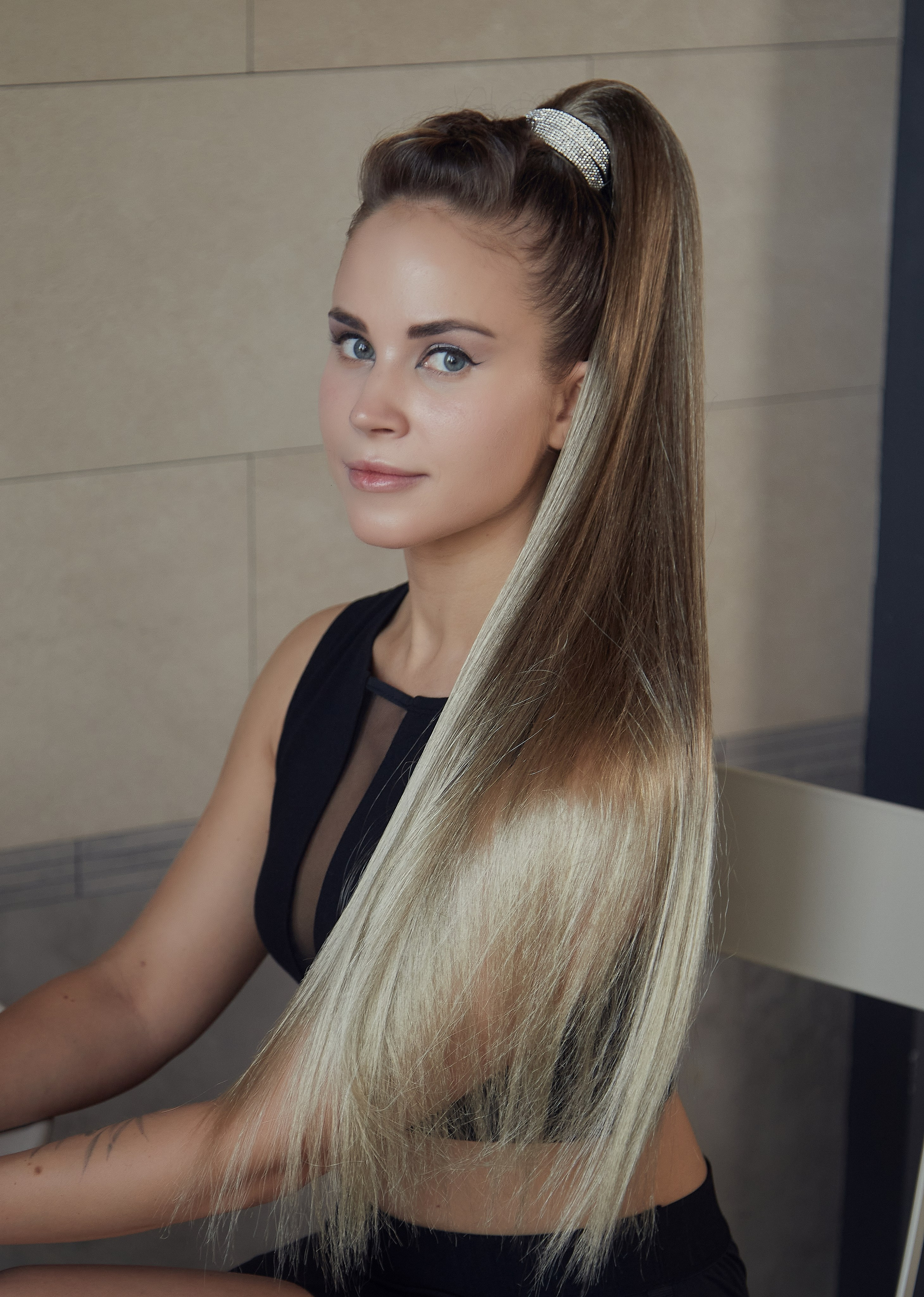 Рекламная фотосессия хвостов Hairshop — студийное фото.