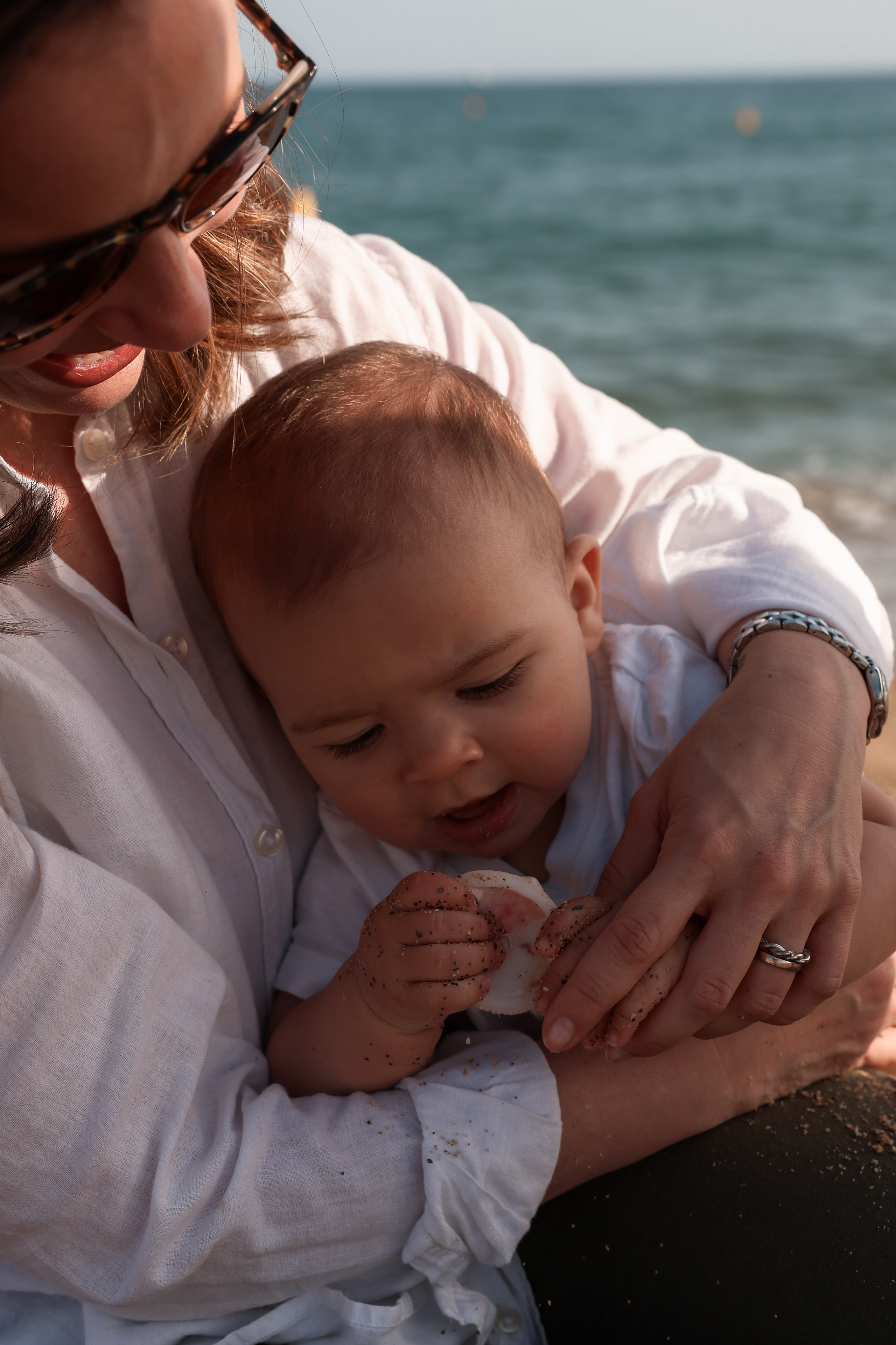 Family pizza at the sea. Natalia Zhuravleva|family, newborn, maternity photographer in Barcelona