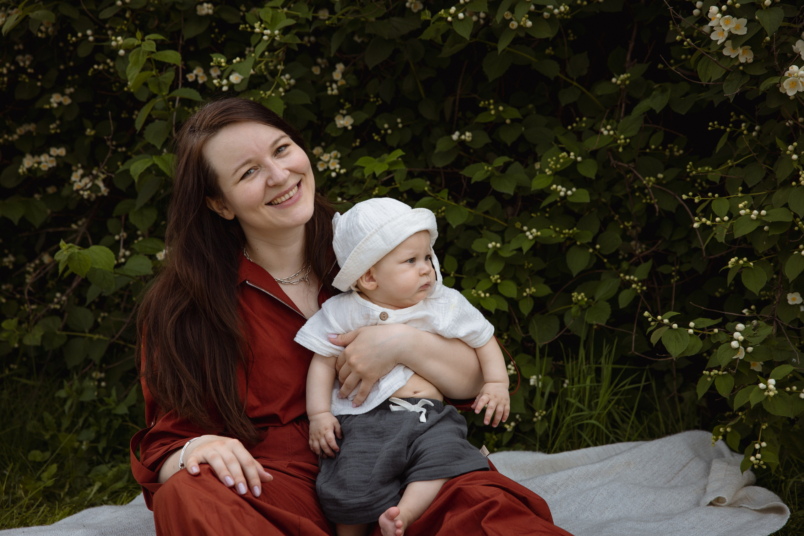 Настя с сыном у Alma-Mater. Ваш семейный newborn и lifestyle фотограф в СПБ Наталья Журавлева