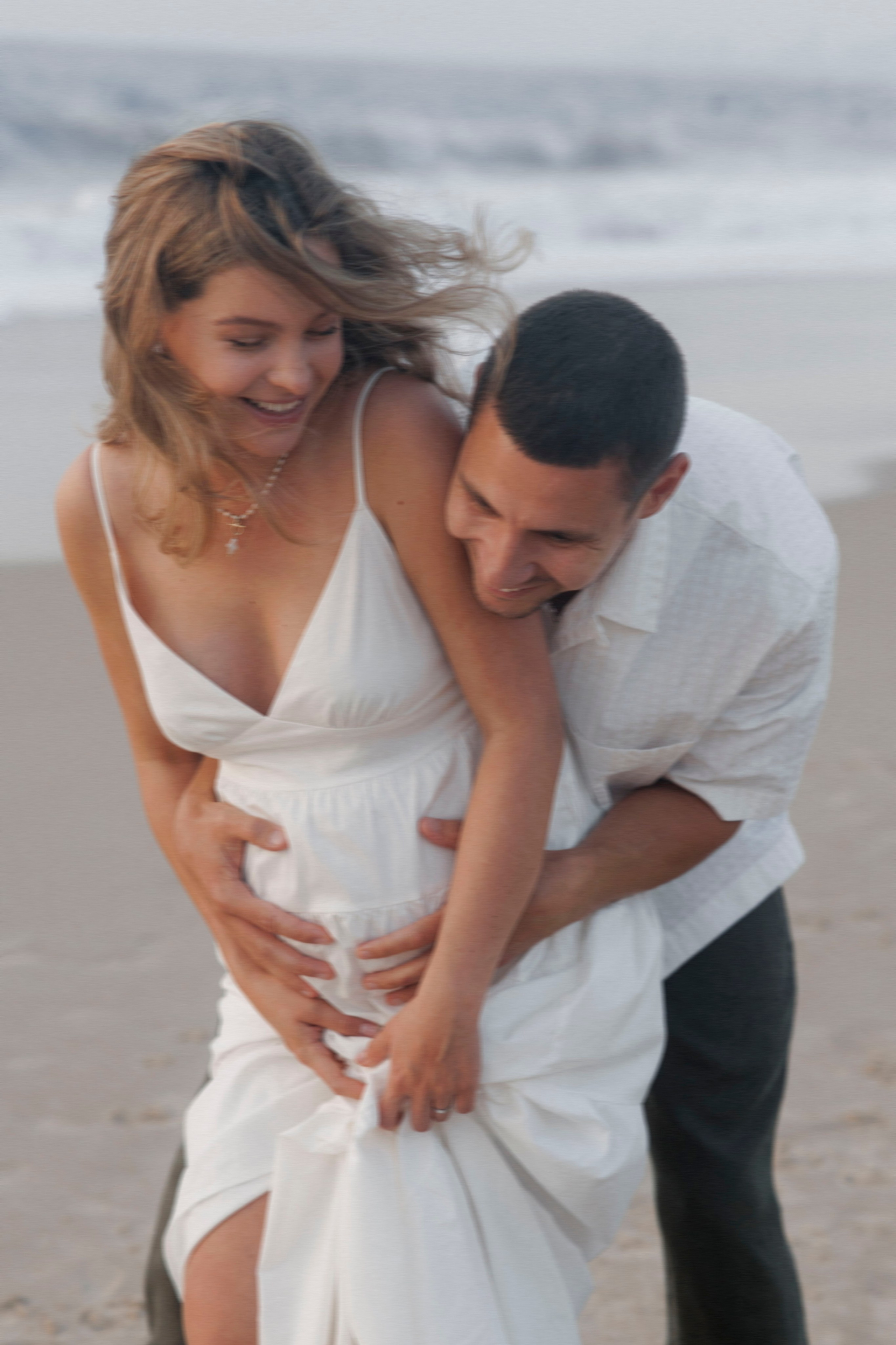 Pregnancy photoshoot near the sea (cloudy weather). Главная