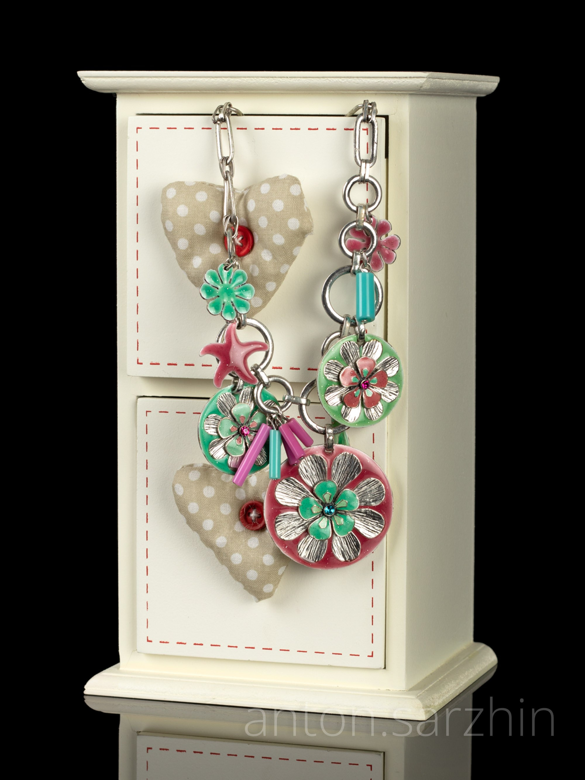 Предметные фотографии ювелирных изделий, украшений и бижутерии. Предметная фотосъемка в Москве предметный фотограф Саржин Антон