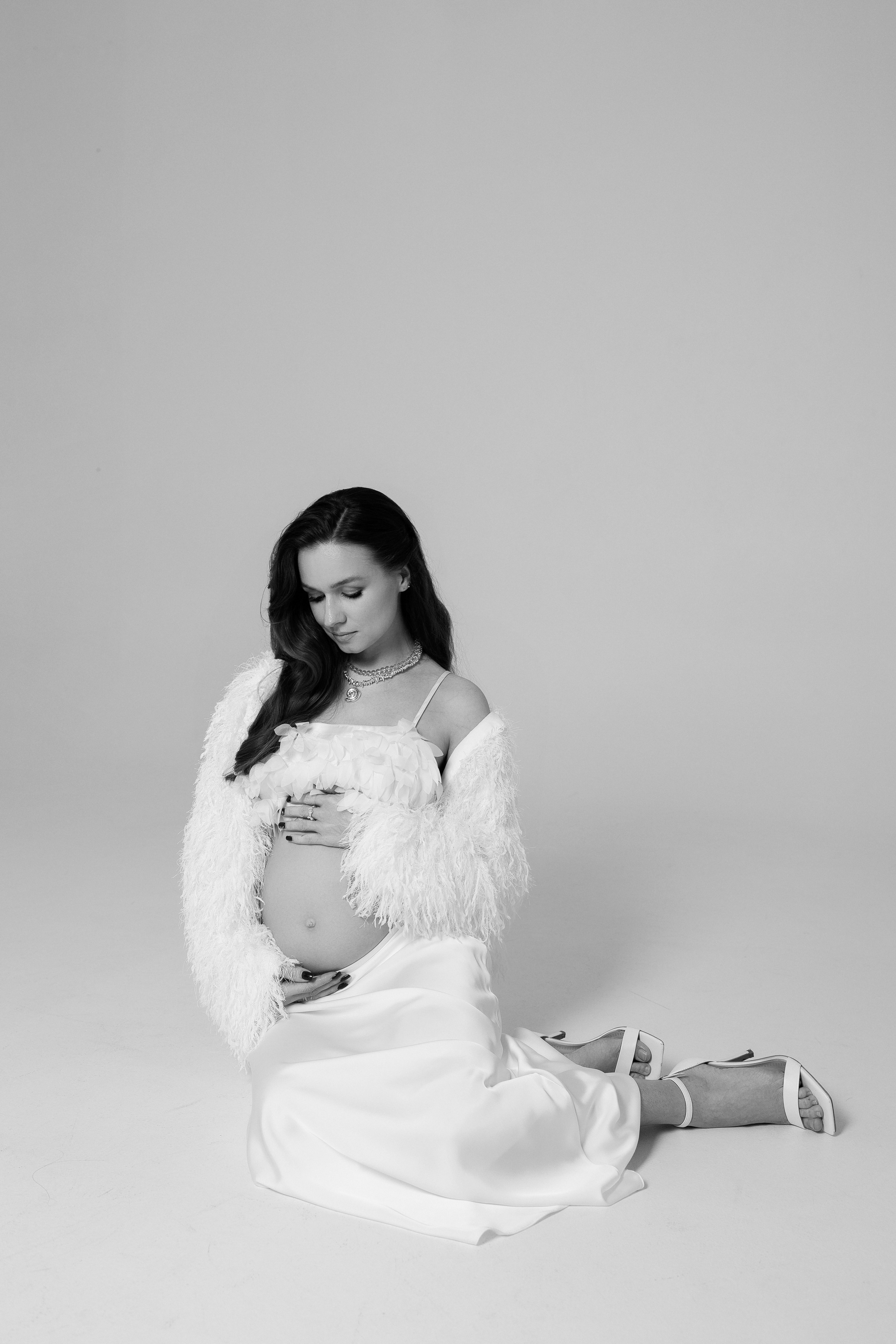 Вероника, классическая портретная фотосессия беременности в студии. Семейный фотограф в Москве Марина Петра