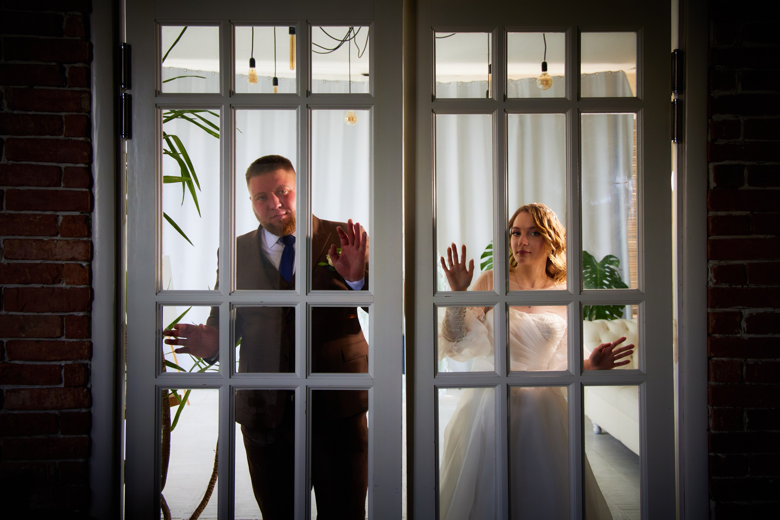 свадебная фотография у красивой прозрачной двери в фотостудии в самаре